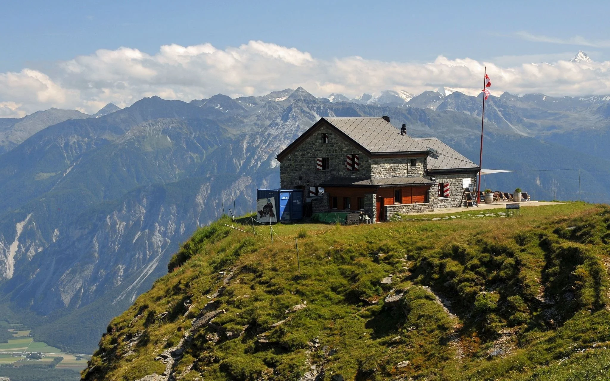 Cabane des Violettes CAS – Alpine Hut &amp; Glacier Plateau Base Guide