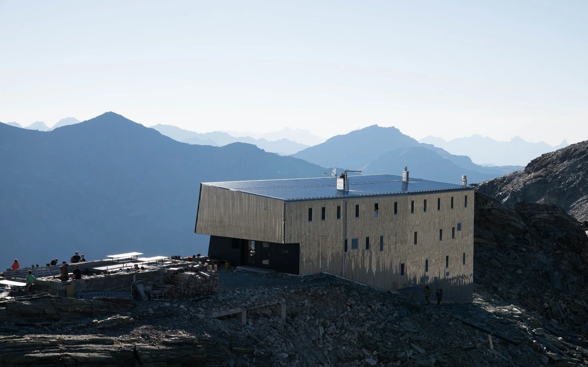 Cabane de Tracuit CAS – High-Alpine Hut &amp; Summit Base Guide