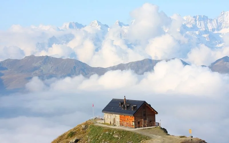 Cabane du Mont Fort CAS – Alpine Hut &amp; Trekking Hub Guide