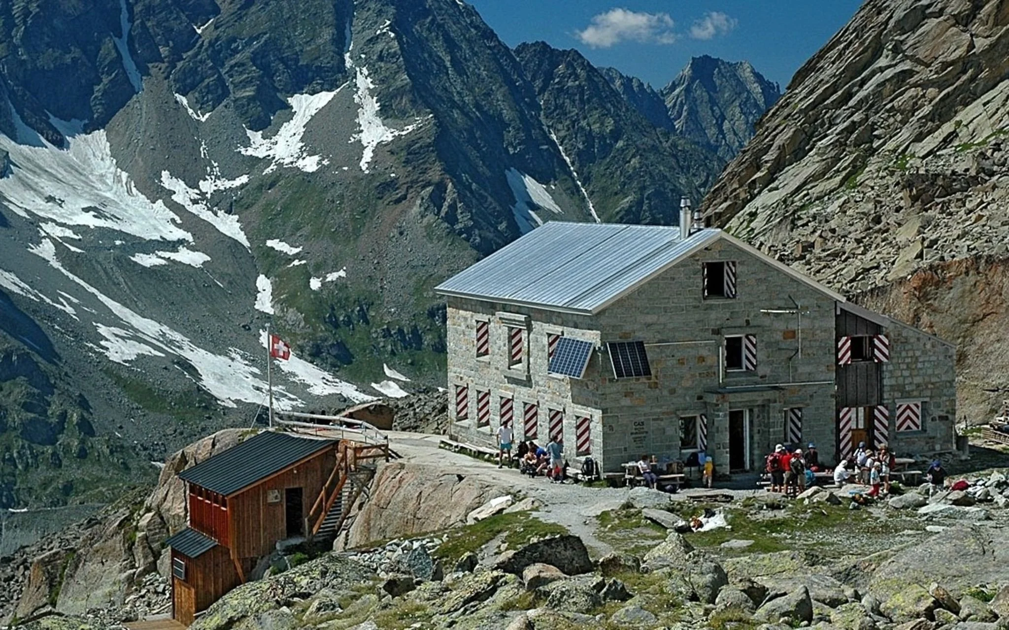 Cabane du Mountet CAS – High-Alpine Hut &amp; Traverse Hub Guide
