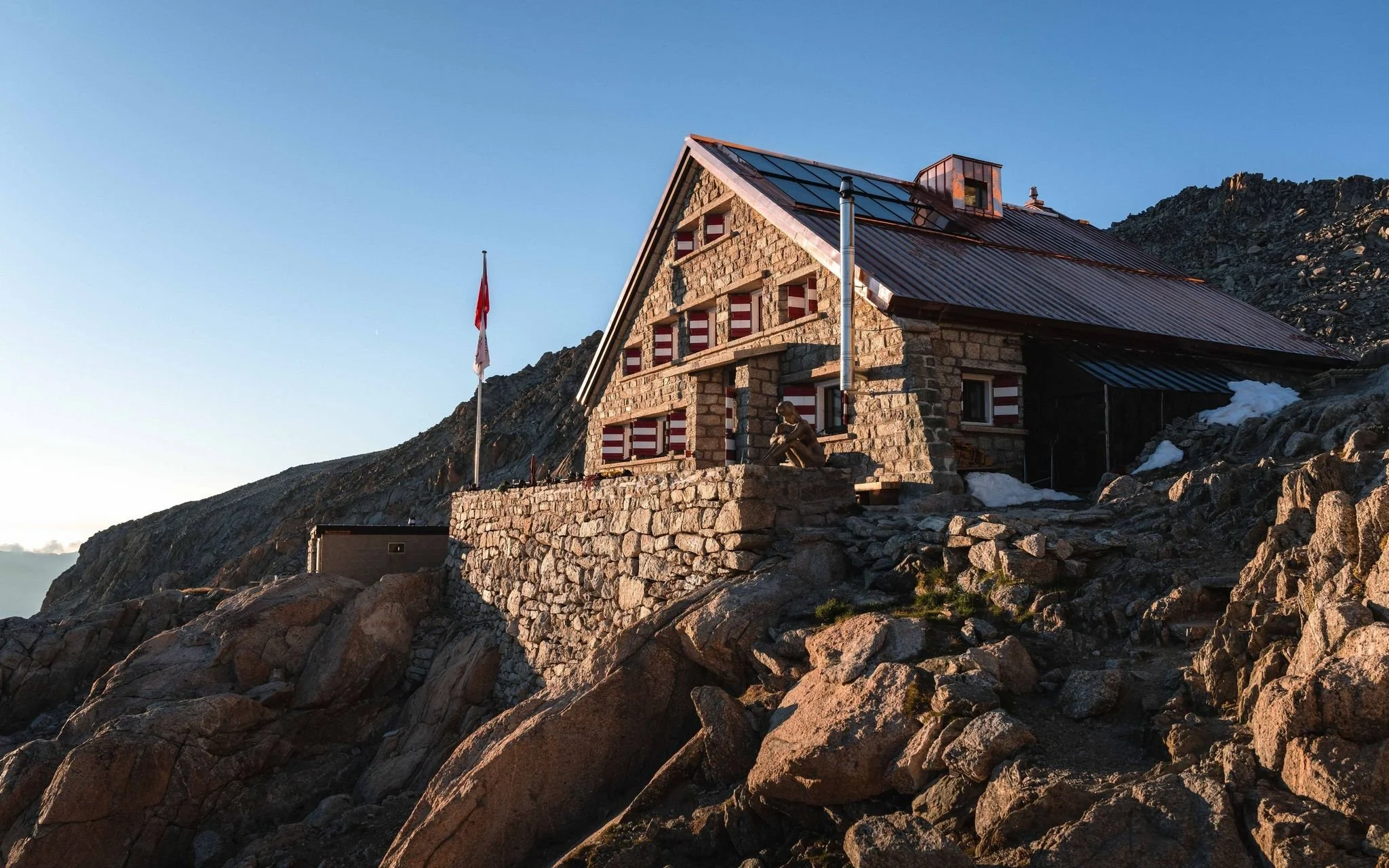Cabane du Trient CAS – High-Alpine Hut &amp; Traverse Hub Guide