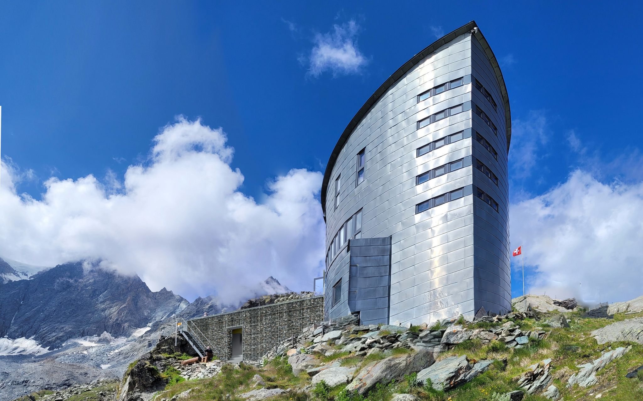 Cabane du Vélan CAS – High-Alpine Hut &amp; Summit Base Guide