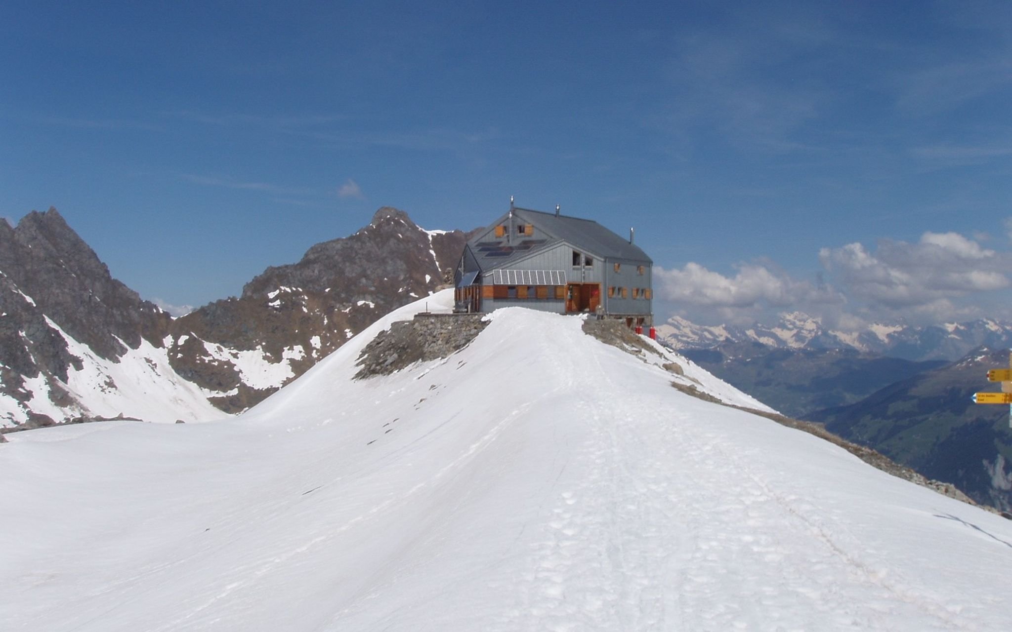 Cabane FXB à Panossière – High-Alpine Hut &amp; Grand Combin Base Guide