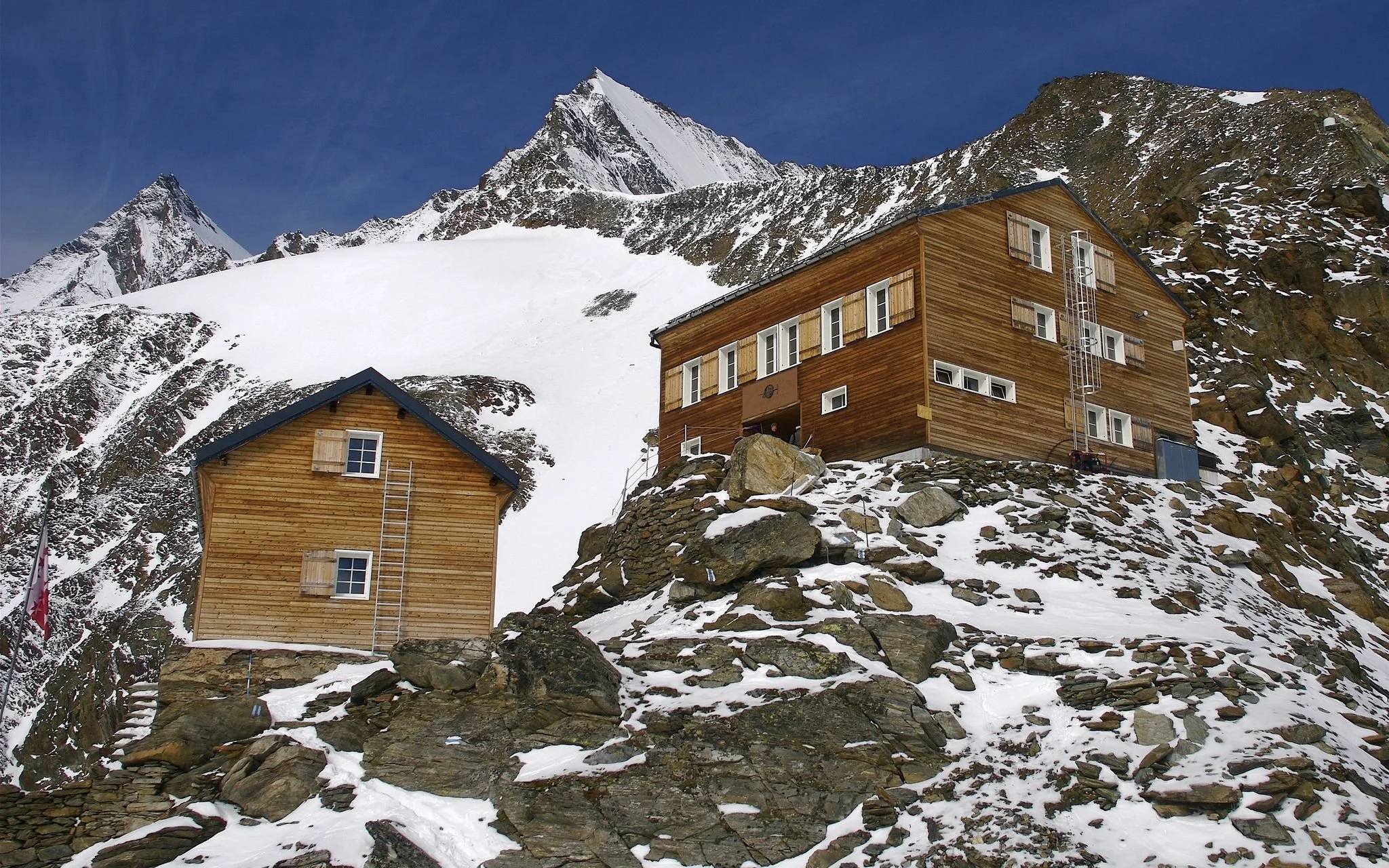 Mischabelhütte AACZ – High-Alpine Hut &amp; Mischabel Traverse Base