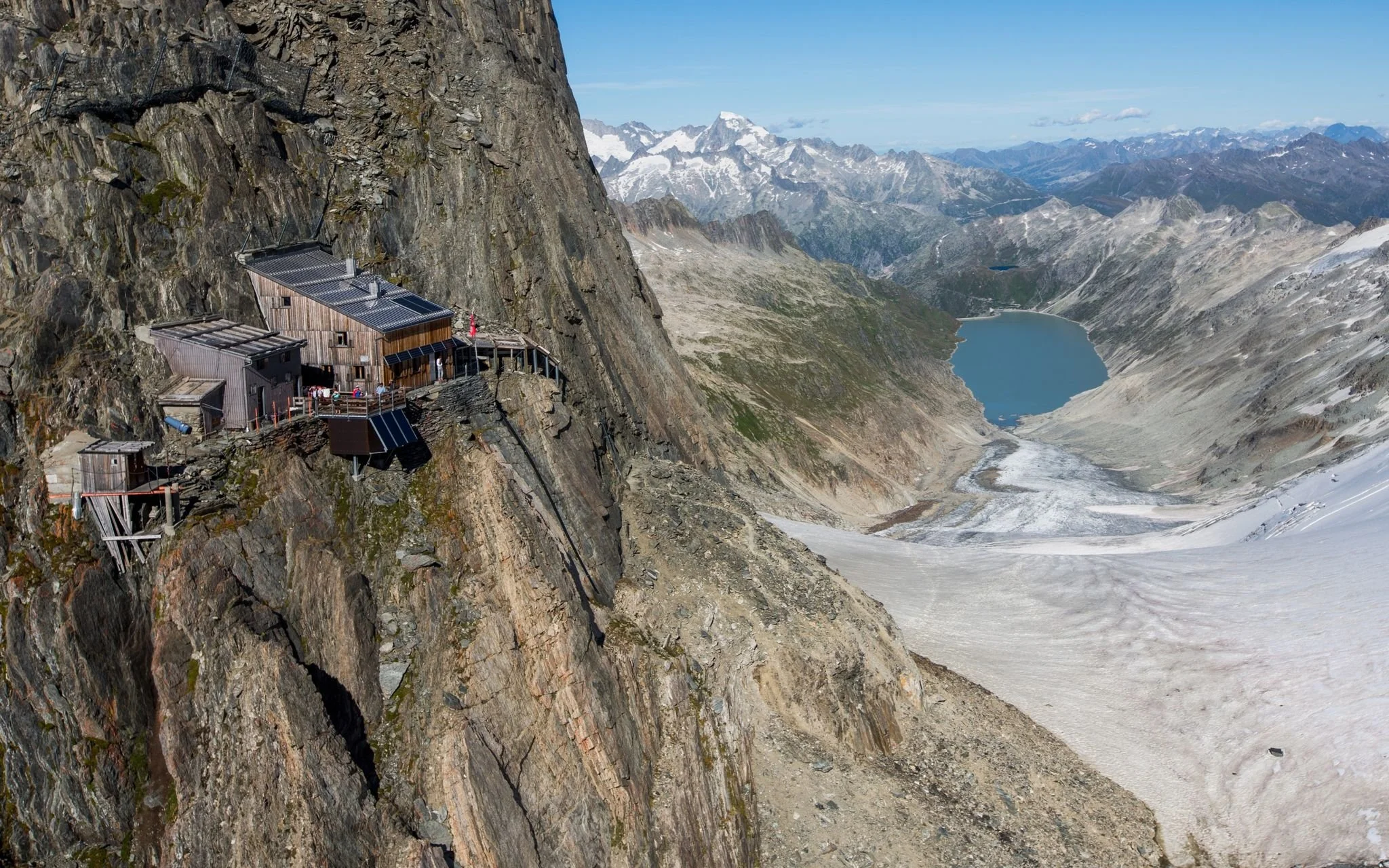 Oberaarjochhütte SAC – Remote High-Alpine Hut &amp; Glacier Traverse Hub