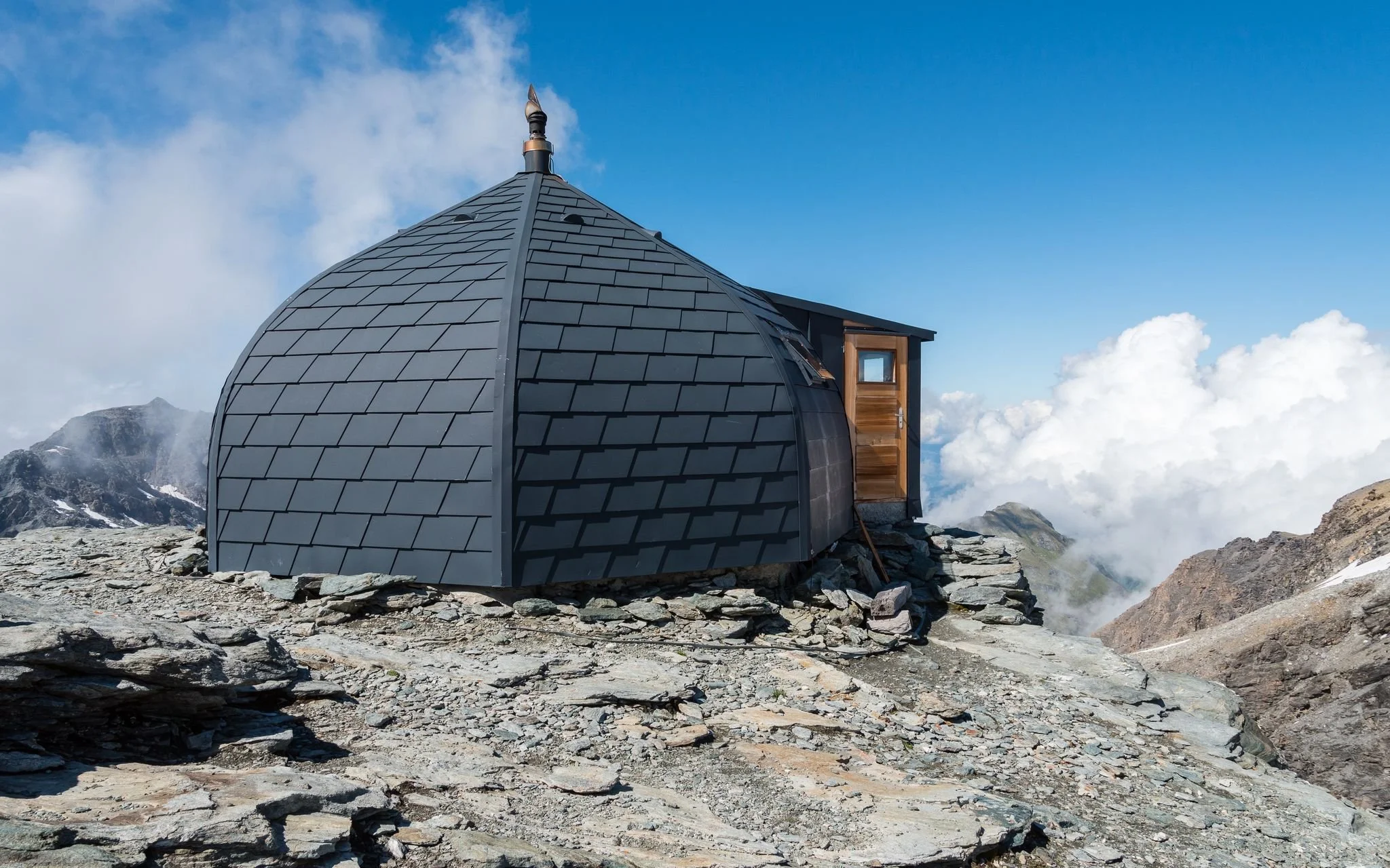 Refuge-Igloo des Pantalons Blancs – High-Alpine Refuge &amp; Glacier Traverse Base