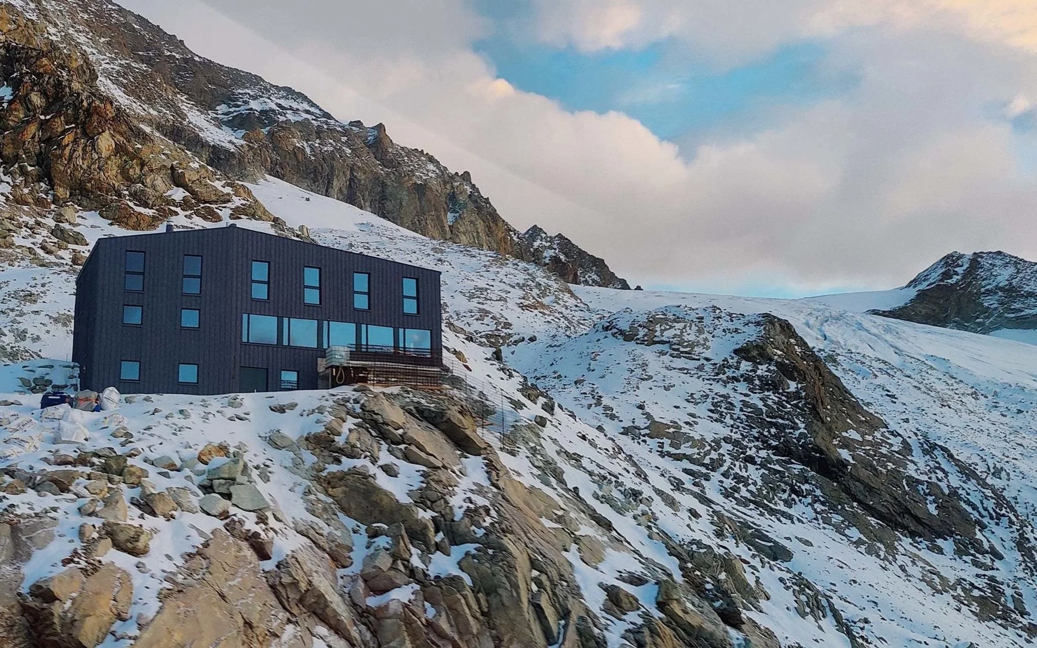 Rothornhütte SAC – High-Alpine Hut &amp; Rothorn Summit Base