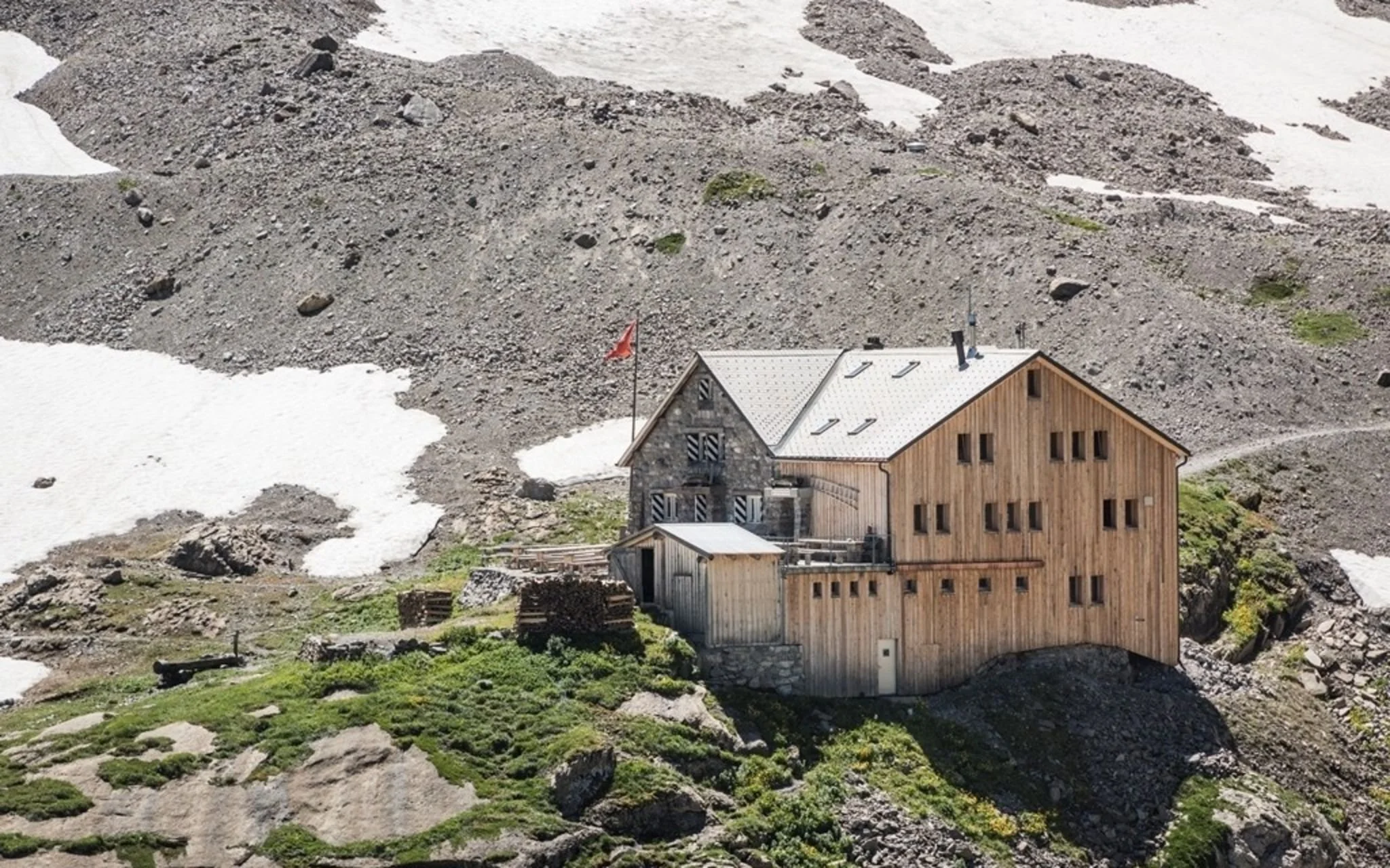 Wildhornhütte SAC – Alpine Hut &amp; Wildhorn Massif Traverse Base