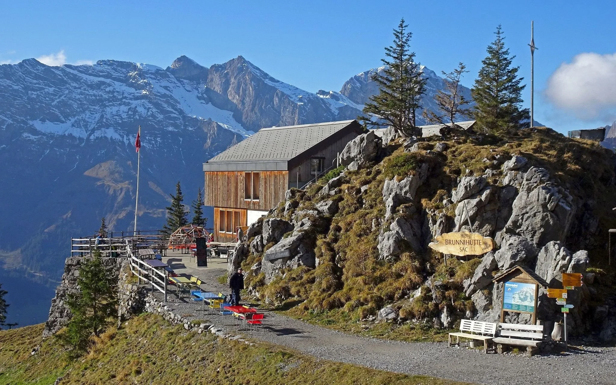 Brunnihütte – Alpine Hut &amp; Family-Friendly Hiking Base