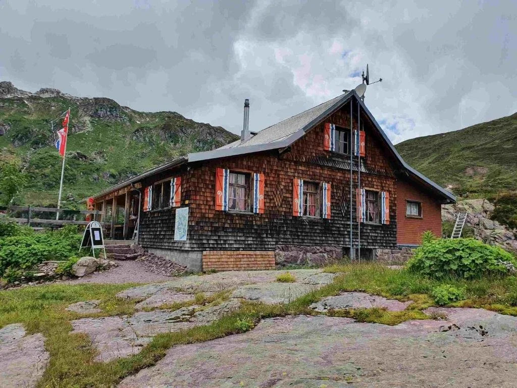 Murgseehütte – Alpine Hut &amp; Murgsee Lakes Hiking Base
