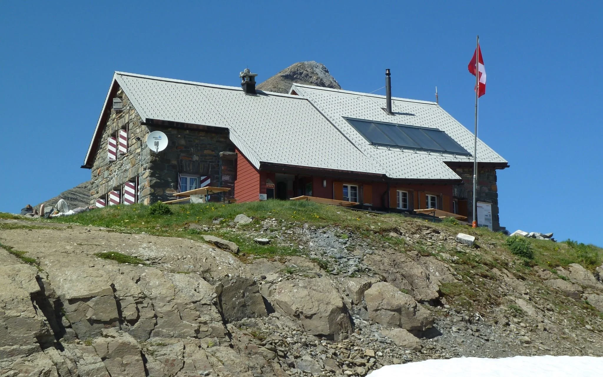 Muttseehütte SAC – Modern Alpine Hut &amp; High-Route Stage in the Glarus Alps