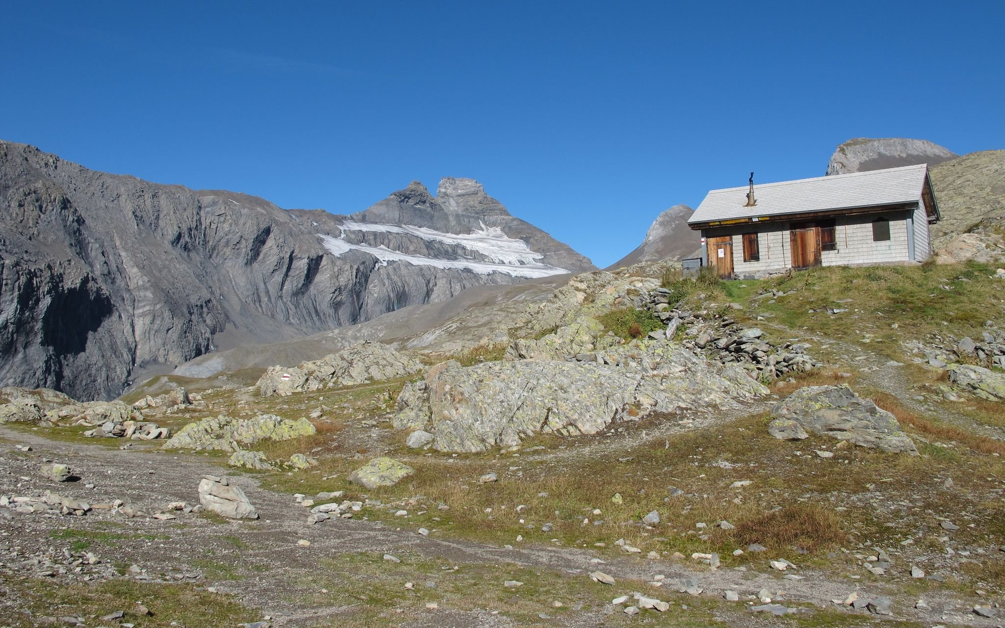 Panixerpasshütte – Remote Stage Hut &amp; Historic Alpine Crossing