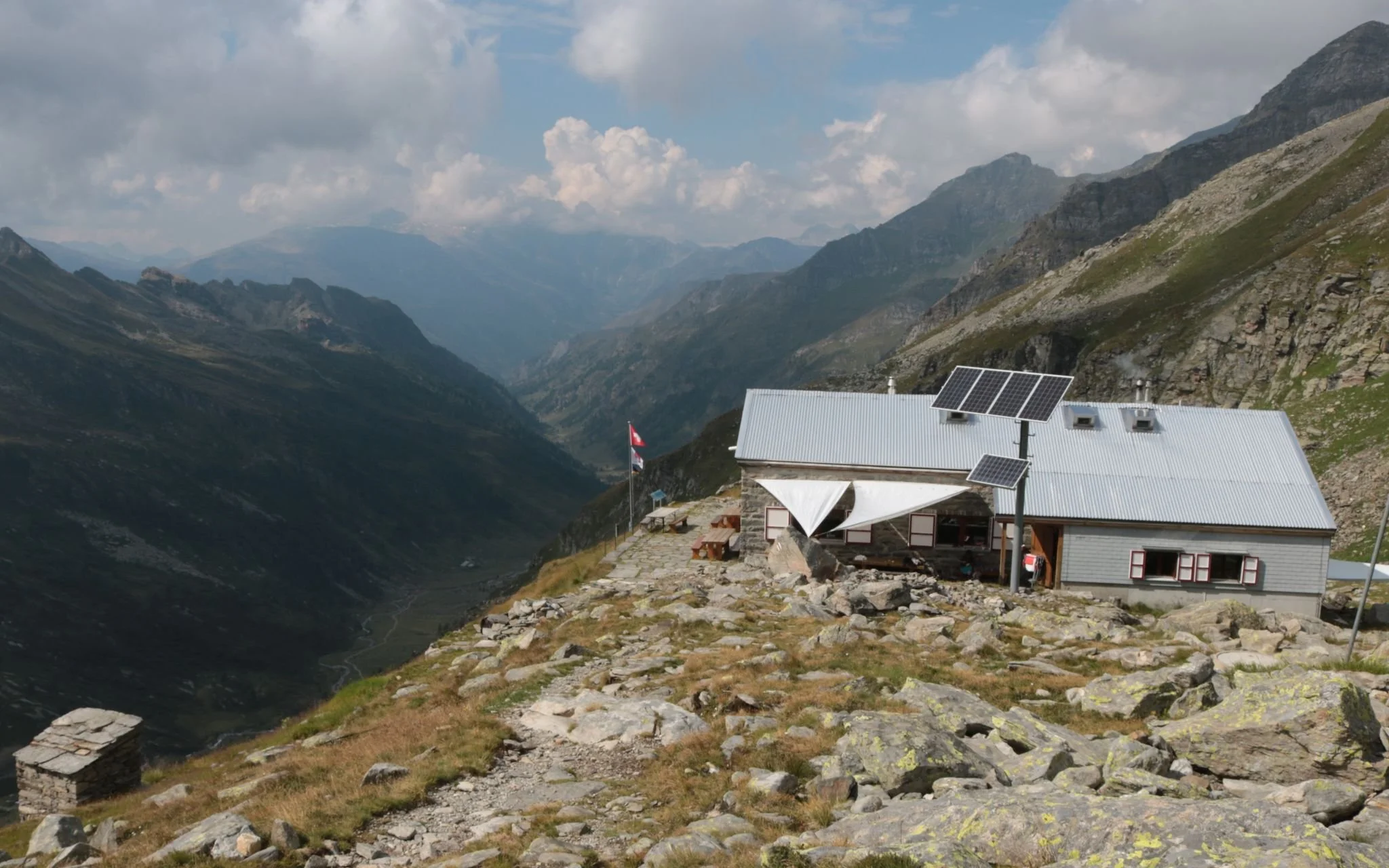 Capanna Adula UTOE – High-Alpine Hut &amp; Rheinwaldhorn Approach Base
