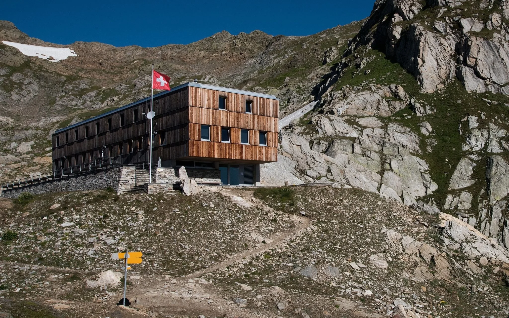 Capanna Cristallina CAS – High-Alpine Stage Hut &amp; Cristallina Pass Base