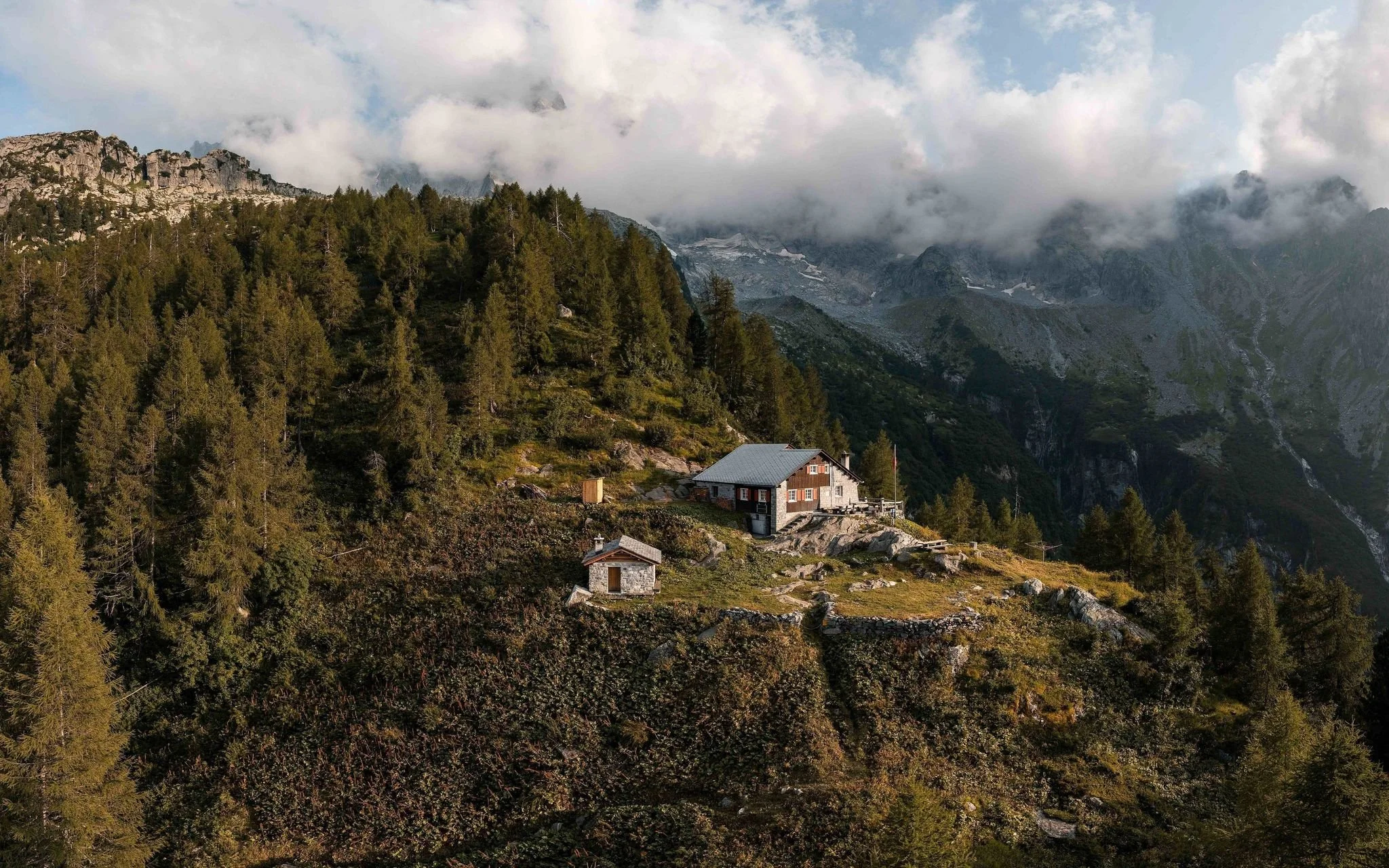 Capanna Sasc Furä CAS – Remote Alpine Hut &amp; Bregaglia Traverses Base