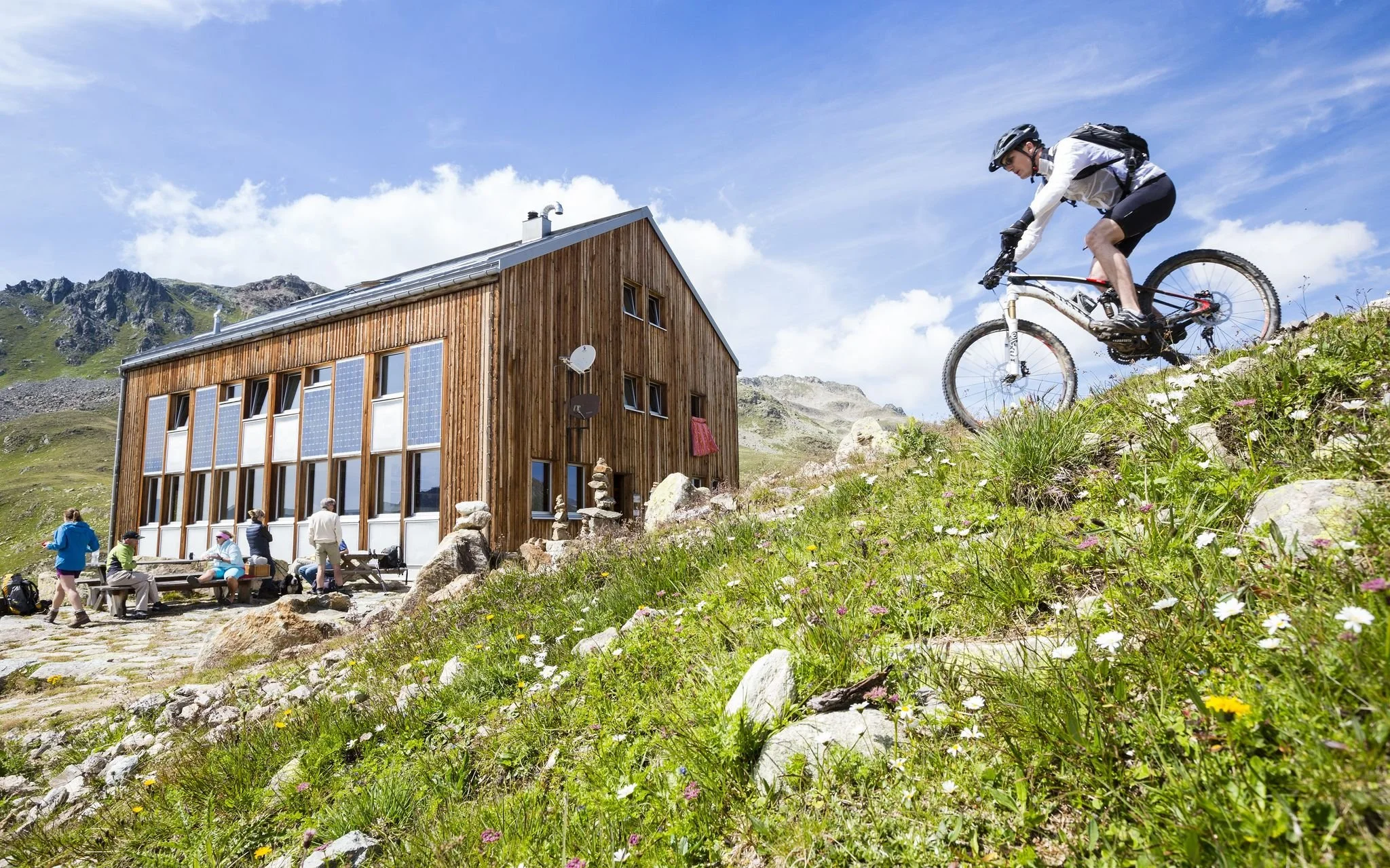 Kesch-Hütte SAC – High-Alpine Stage Hut &amp; Albula–Engadin Hub