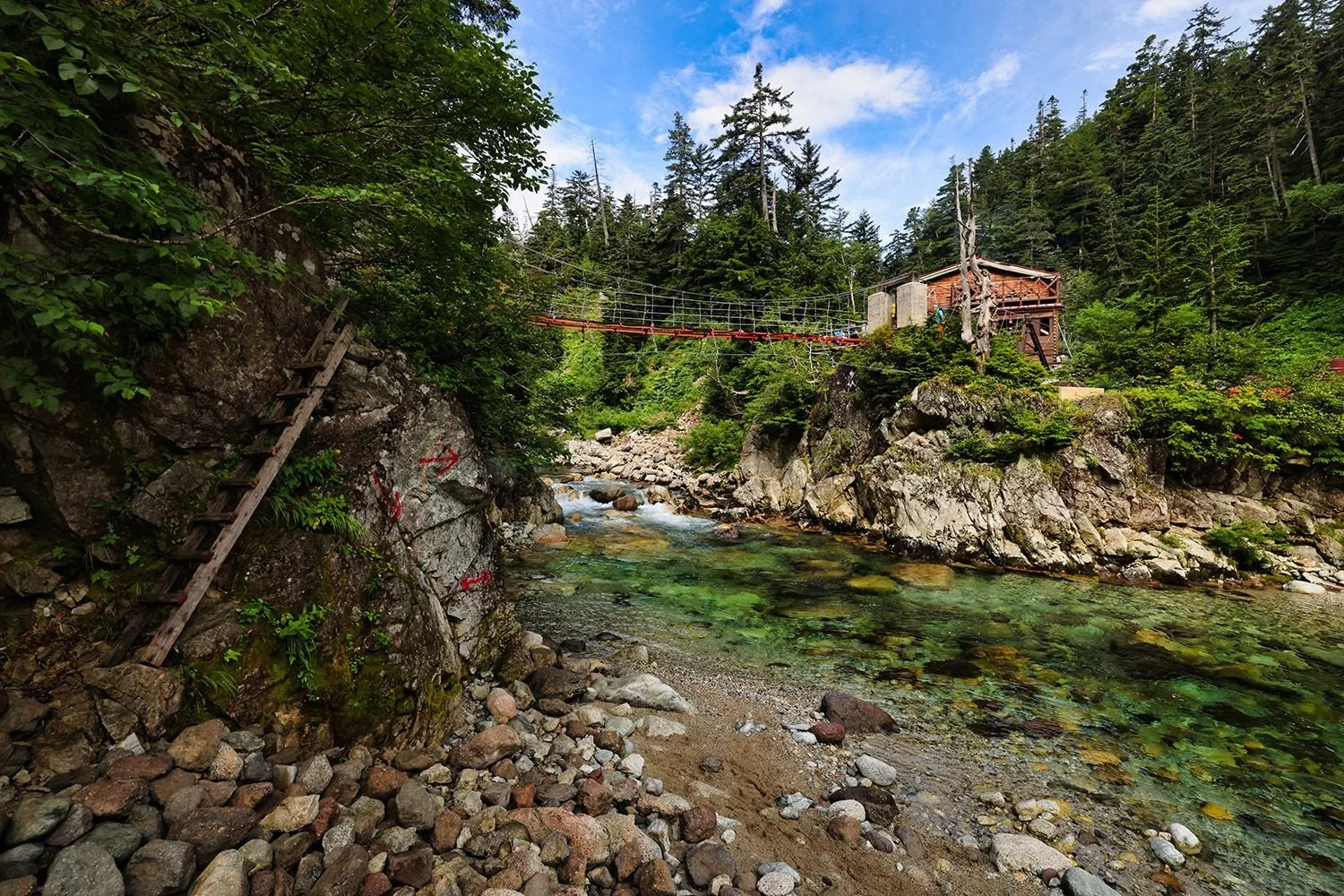 Yakushi-sawa-goya (薬師沢小屋)