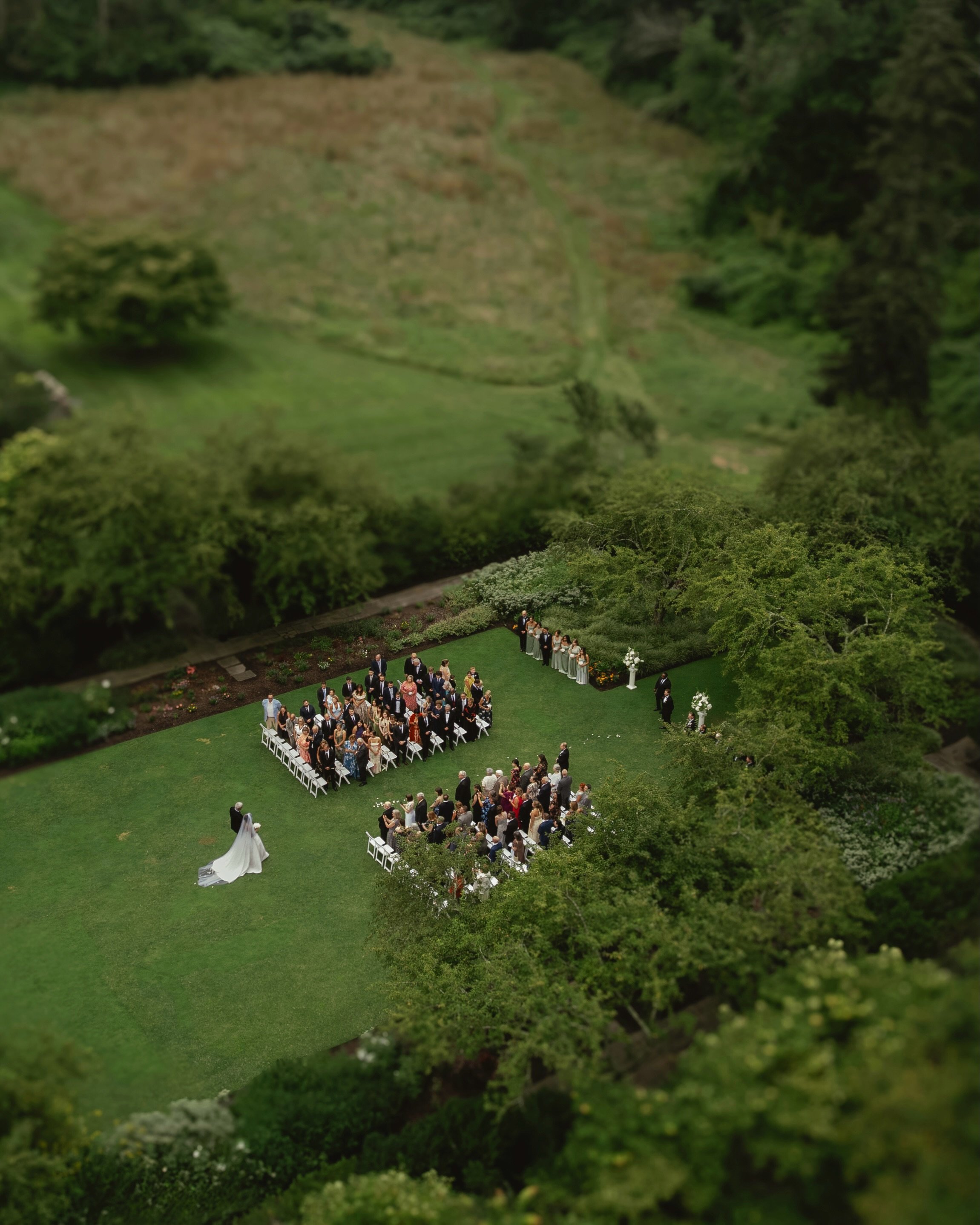 what a joy it was to step into the world of Molly + Cameron, capturing their love for each other and the people they love most / on a soft, dreamy late-august day

@dccweddings 
@dmseverafter
@honeybridal_de 
@_senstudio 
@herbridalcollective