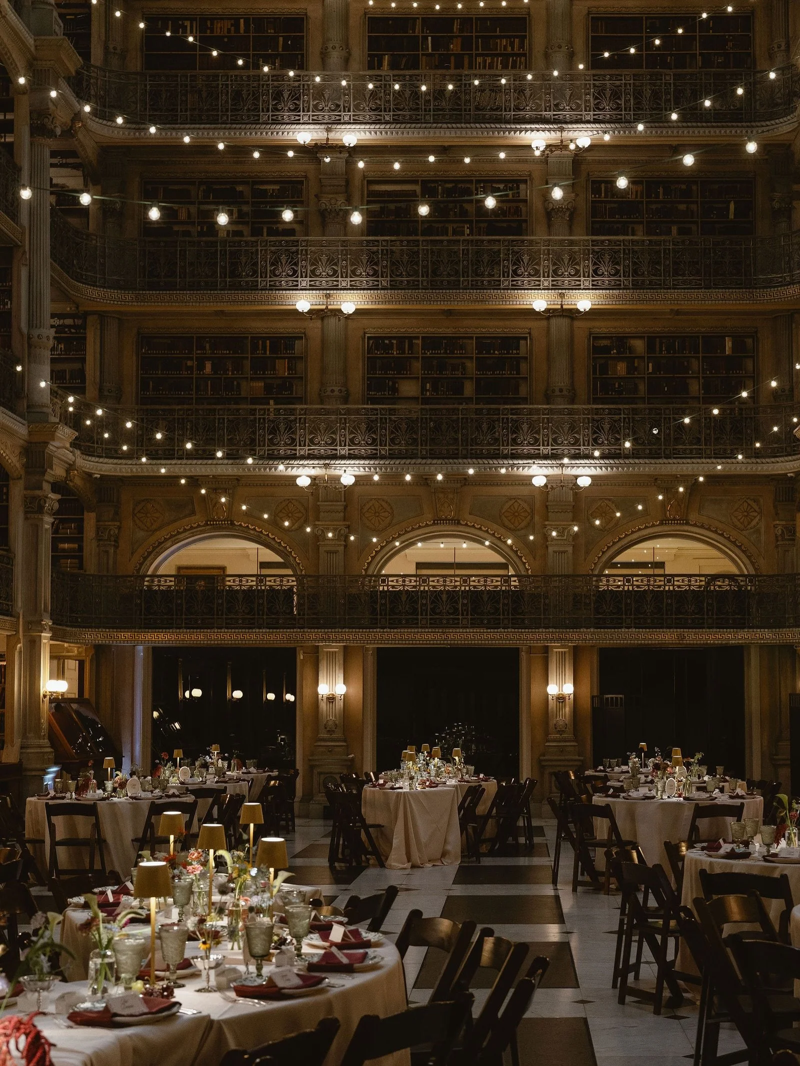 a romantic &amp; dreamy tablescape, still in awe🕊️

@georgepeabodylibrary
@sunset_florals