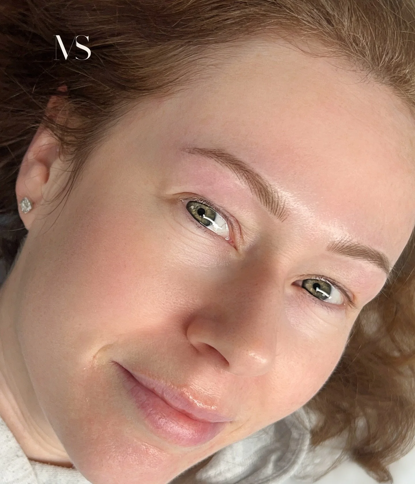 Natural and delicate Hairstroke Brows 🖊️
If you love a soft, fluffy, and ultra-natural brow look, Hairstroke Brows are the perfect choice. This technique mimics the look of real hair using ultra-fine, precise strokes to create a seamless, airy finis