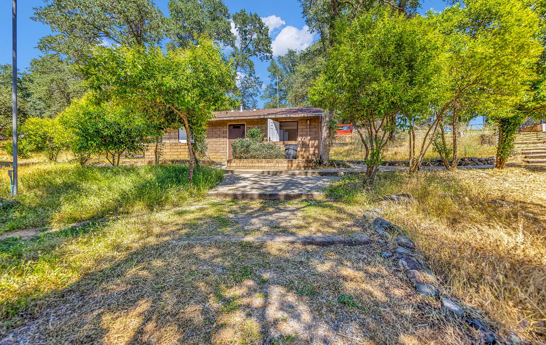 14216 Bear Mountain Rd - Redding 010.jpg