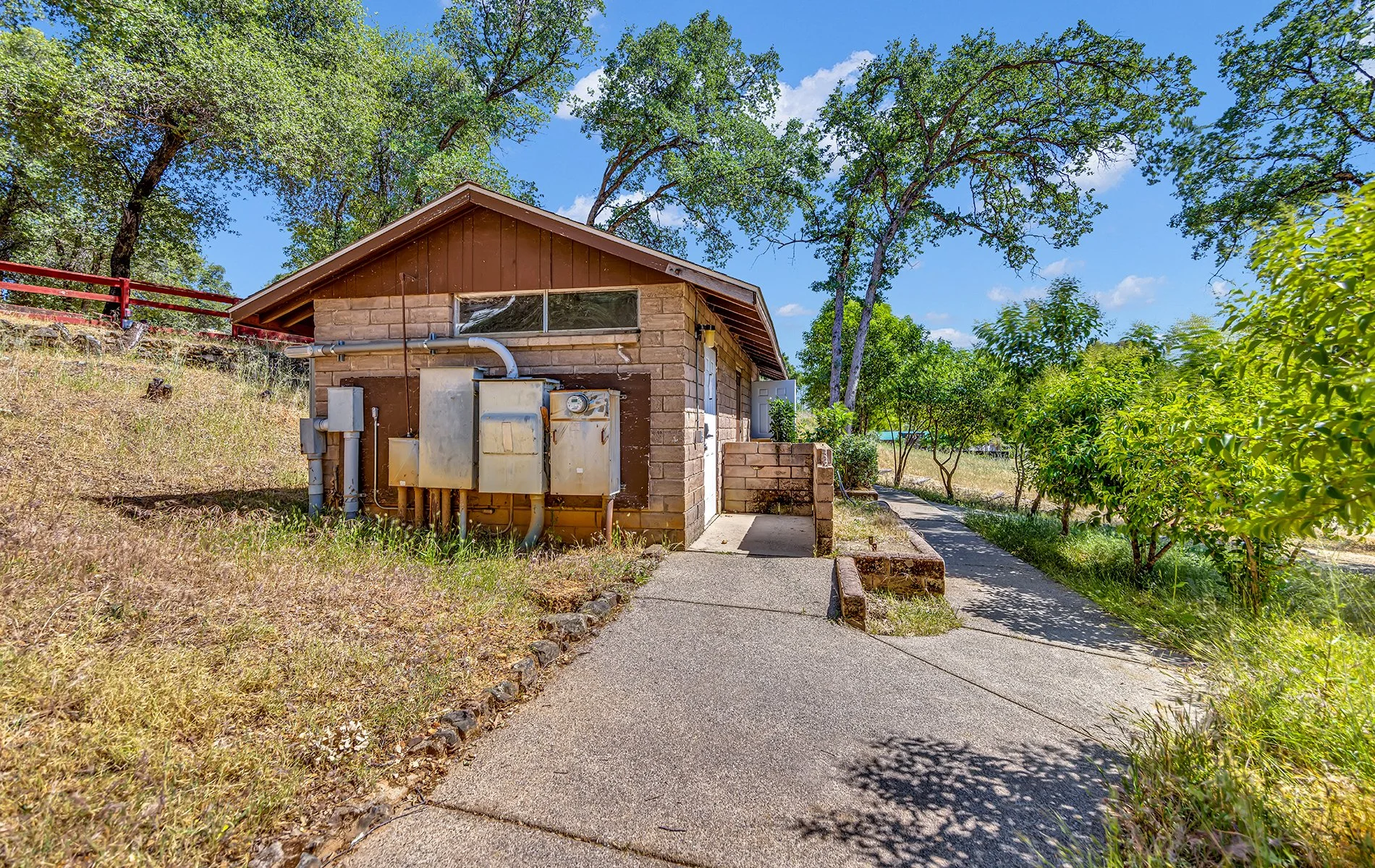 14216 Bear Mountain Rd - Redding 009.jpg