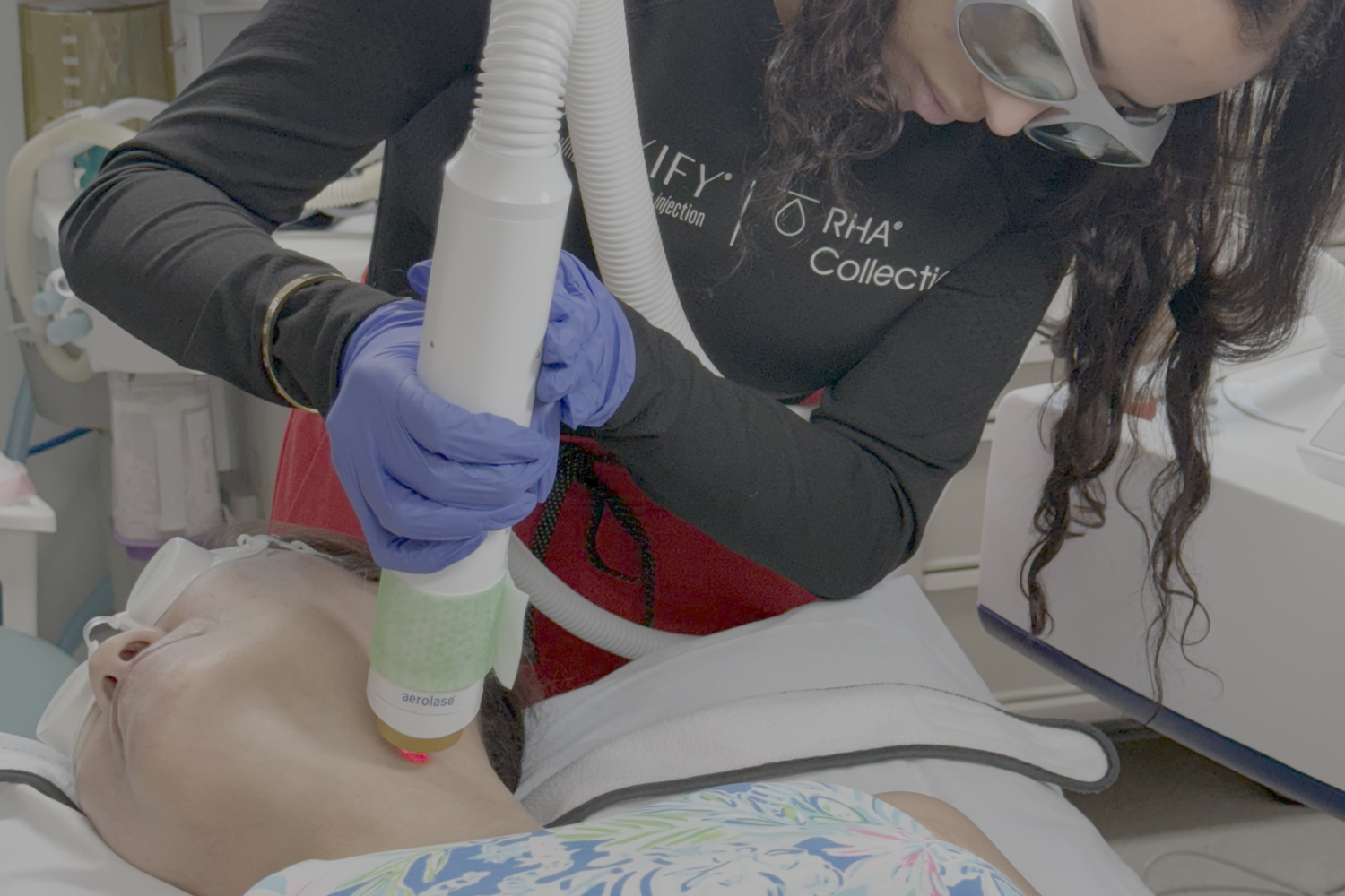 Say Goodbye to Summer Acne with Aerolase Neo Elite – The Ultimate Clear Skin Solution!