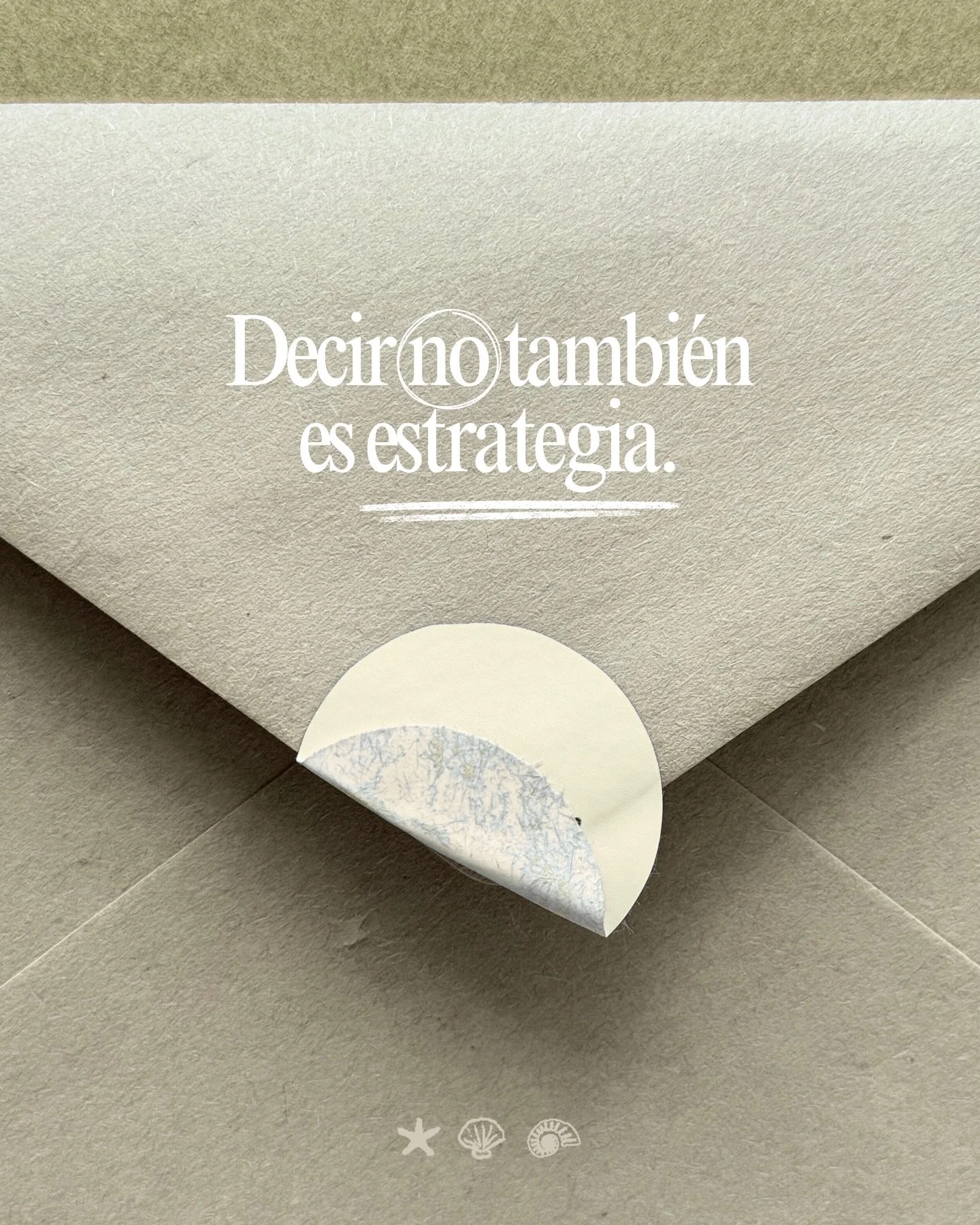 Cada vez que aceptas un proyecto que no est&aacute; alineado, un precio que no sostiene tu estructura o un servicio que ya no quieres ofrecer, tu marca se diluye un poquito. La claridad no se construye acumulando, se construye eligiendo.

Si sientes 