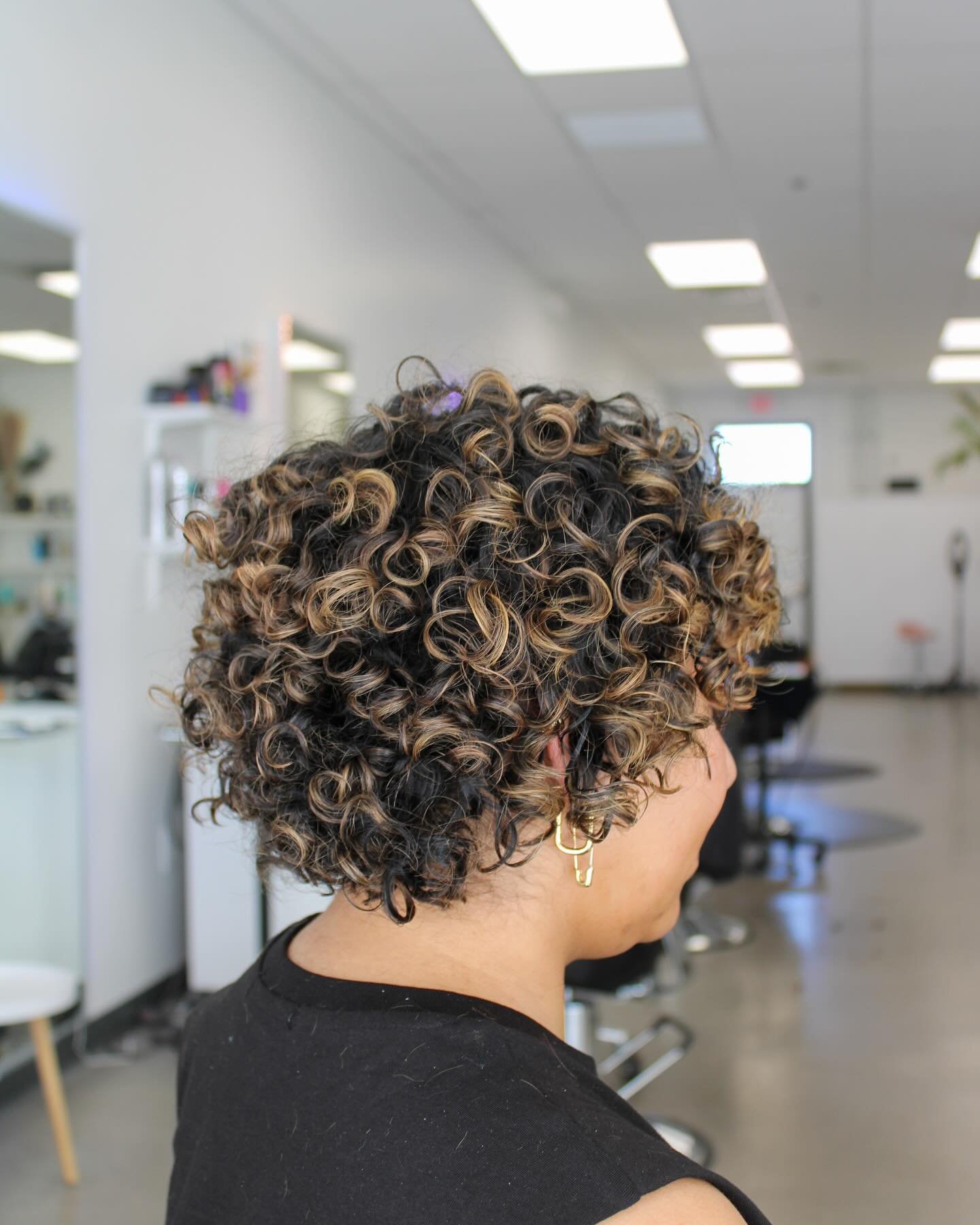Take this as a sign to go get that big chop you&rsquo;ve been contemplating💕
-
-
-
-curly cut and highlights by @curlsbyval 💗
-
-
-
-
#curlsbyval #curlyhair #curls #curlscurlscurls #curlsunderstood #innersenseorganicbeauty #curlyhairspecialists #ar