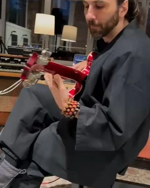 Experiments in sound sculptures + instruments at @casadegliartisti_art in residency with @missing__ear - this place once was the the first squat I ever played with my grunge band in 1997, so wild