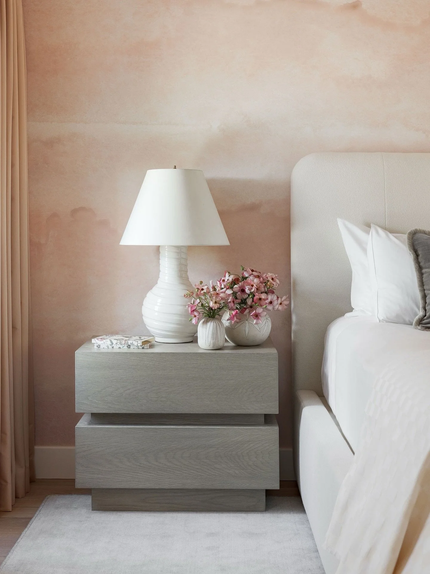 Few things feel better than slipping into fresh, clean sheets at the end of the week.

Here&rsquo;s a pro tip on best styling from @lucybamman for @housebeautiful &hellip; steam or iron your crisp white sheets. It&rsquo;s the little things.&nbsp;&nbs