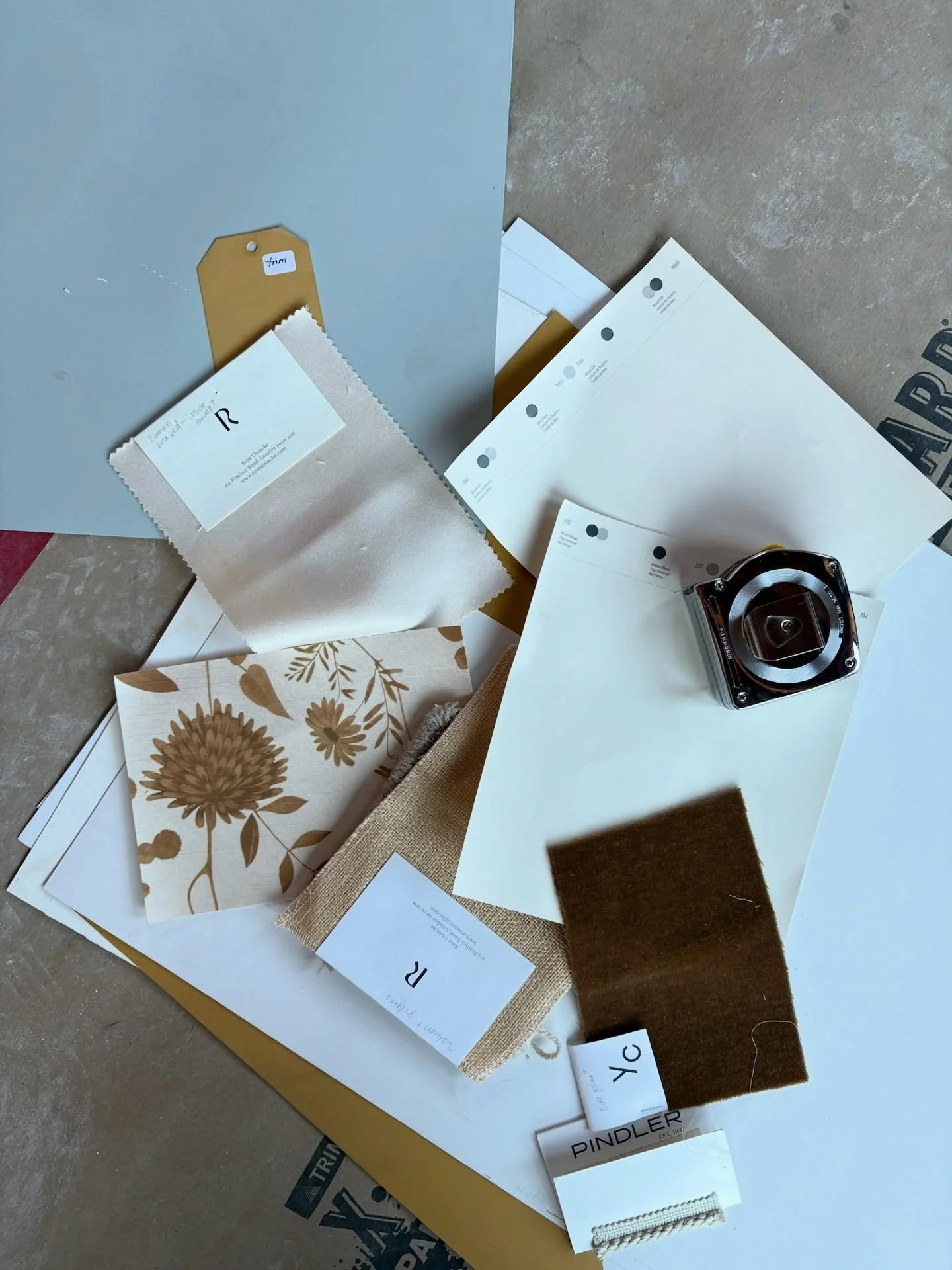 Showroom Monday&rsquo;s &hellip; sourcing wall coverings and such at @willemrackestudio for a new project 🌿