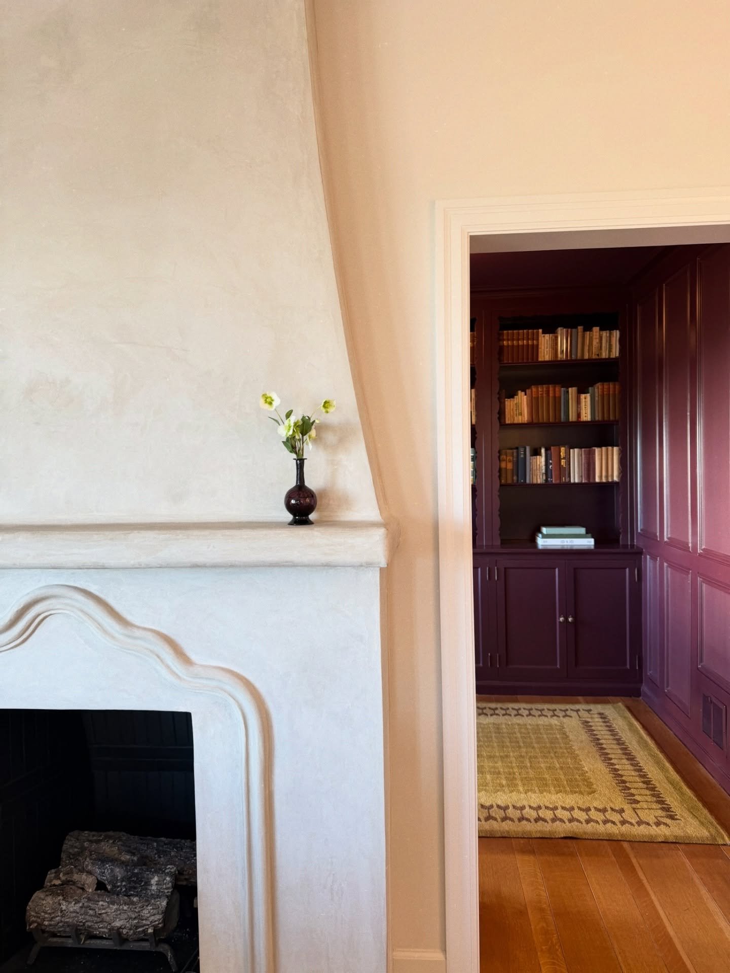 That quiet space between Christmas and New Year&rsquo;s calls for a fire and a good book. 

Swipe for the fireplace transformation at our Casa Way project.

How lovely is she?

#mareaclarkinteriors