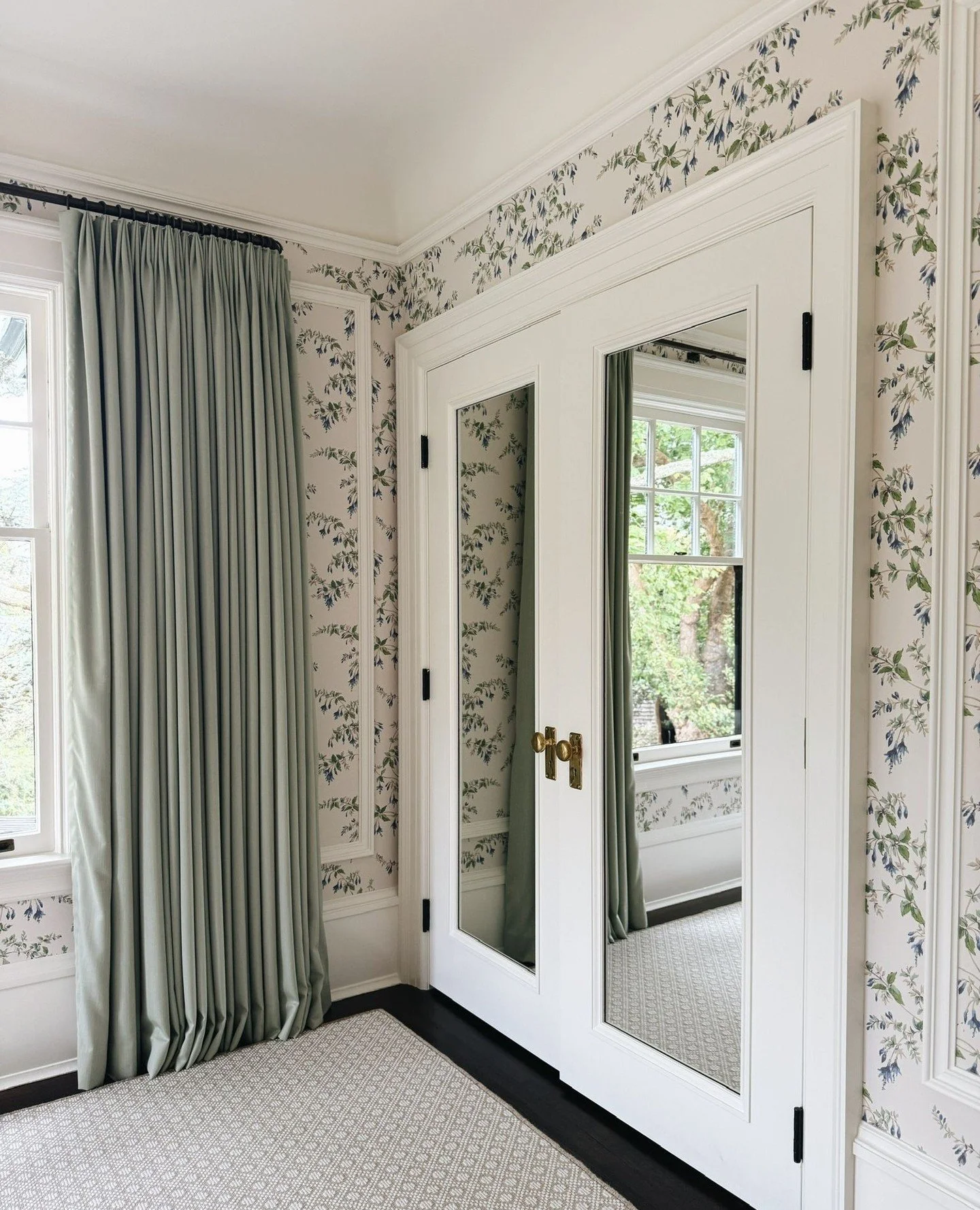 One home, two recent wallpaper installations.⁠
⁠
#MareaClarkInteriors