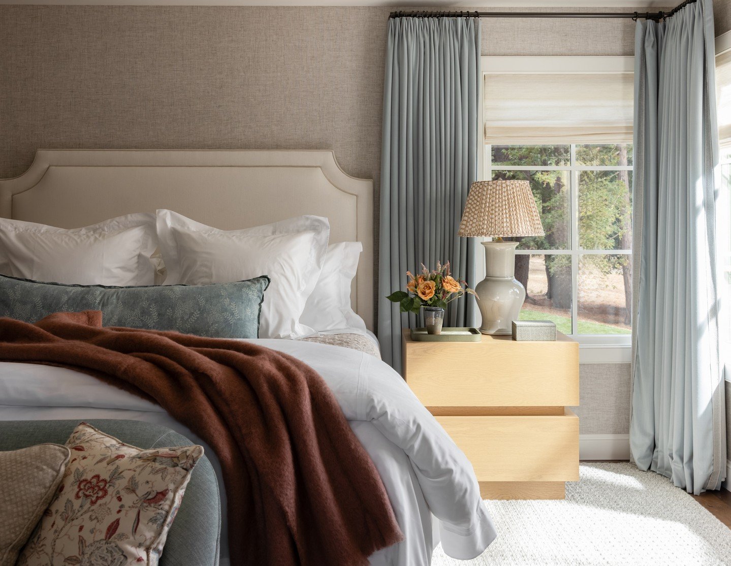 I love Woodside, California.⁠
⁠
It reminds me so much of where I grew up in Louisville, Kentucky, with its beautiful properties, towering trees, and winding horse trails. ⁠
⁠
A little glimpse of the primary bedroom from our recently completed renovat