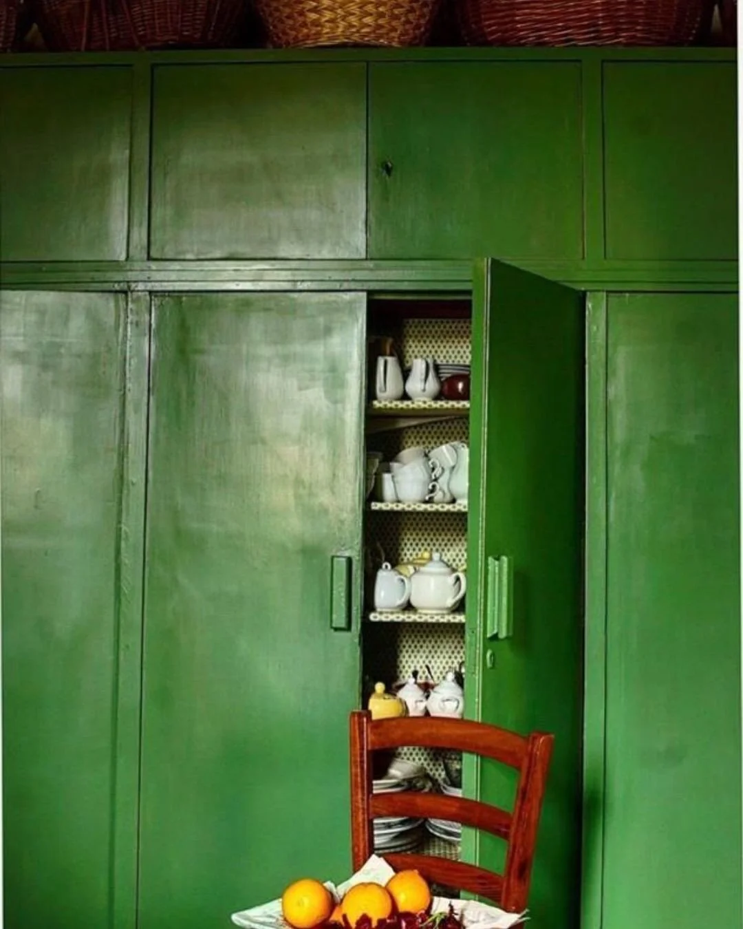 Tuesday pins. 💚⁠
⁠
Green cabinetry, collected china, dressing rooms and lounge spaces&hellip; all currently inspiring our October mood board.