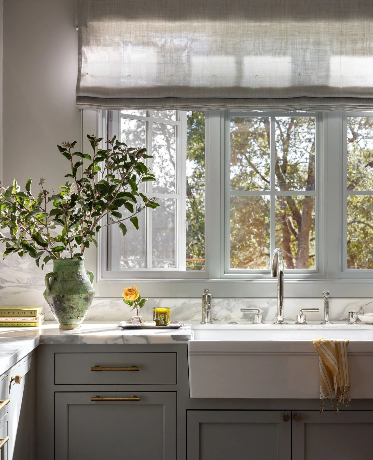 Don&rsquo;t you just want to make soup here? 🍂⁠
⁠
Cozy fall vibes are abundant in Woodside. ⁠
⁠
This kitchen was designed for cooking, lingering, and enjoying it all in a space that feels bright, warm, and incredibly calm.⁠
⁠
Swipe for more.