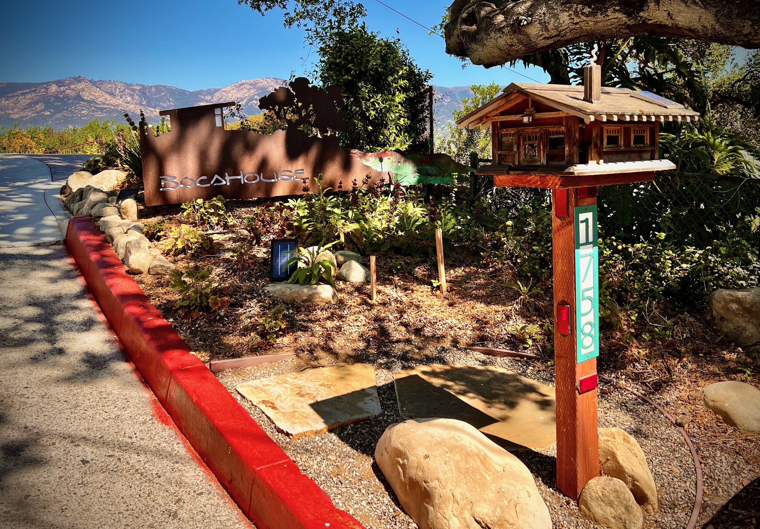 BocaHouse
Entry sign and mailbox