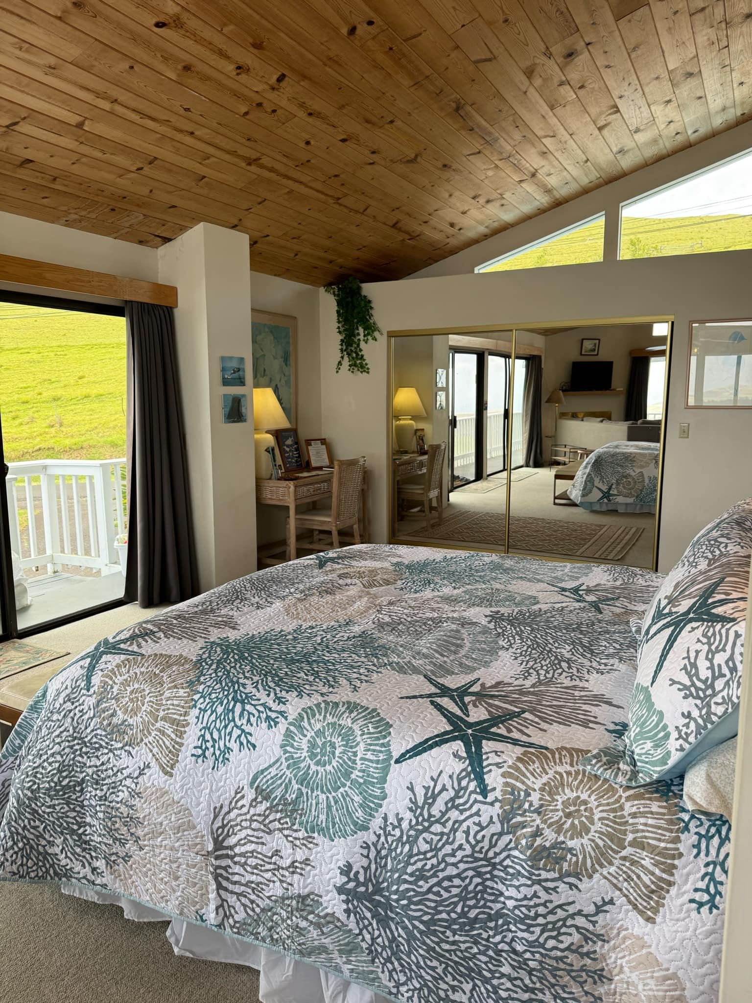 King Bed and Desk
