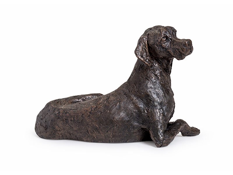 A cast resin figurine Pointer urn lying with extended front legs, featuring textured details and natural proportions.