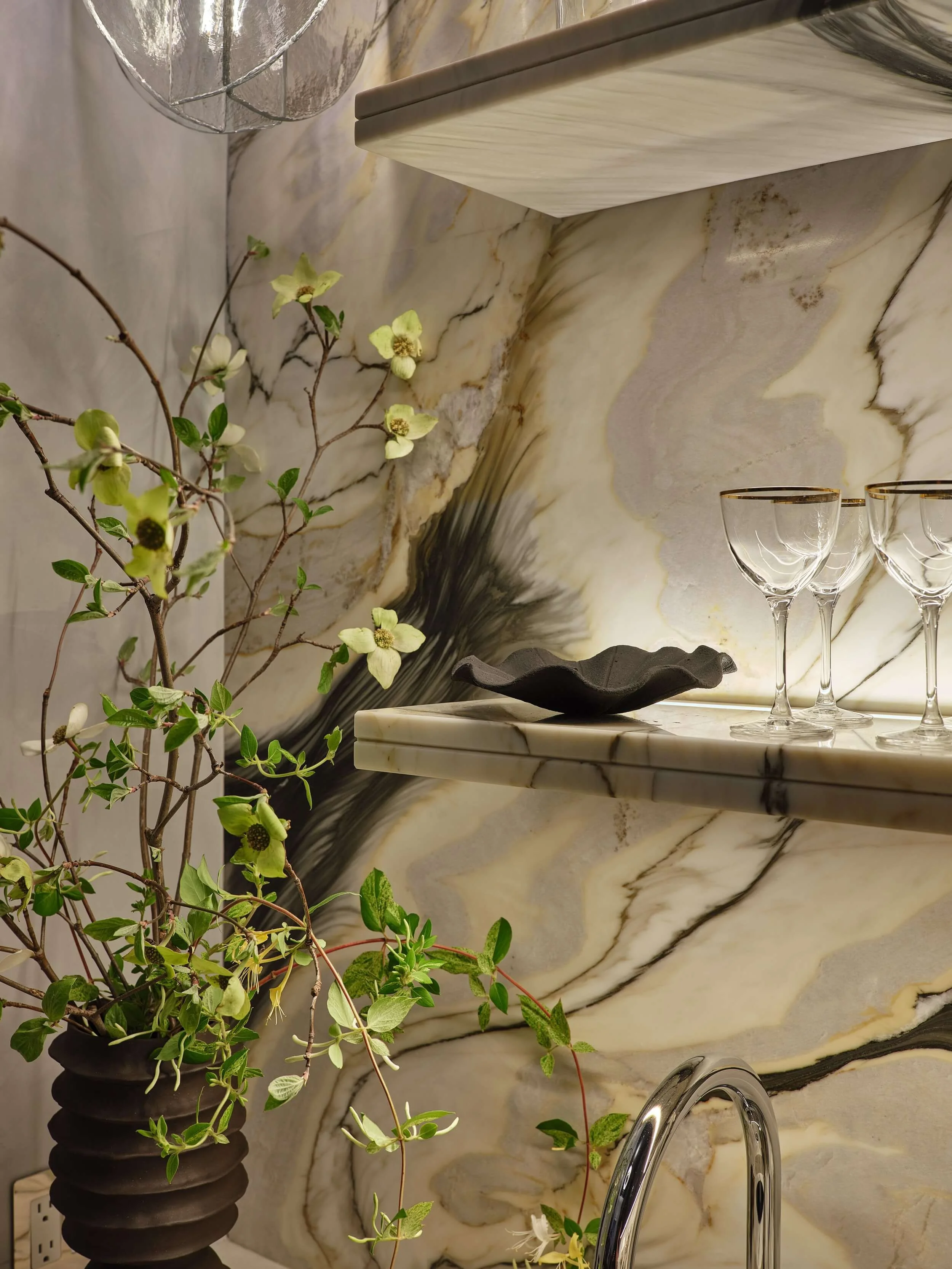 An artifical climber arranged on a branch in a vase