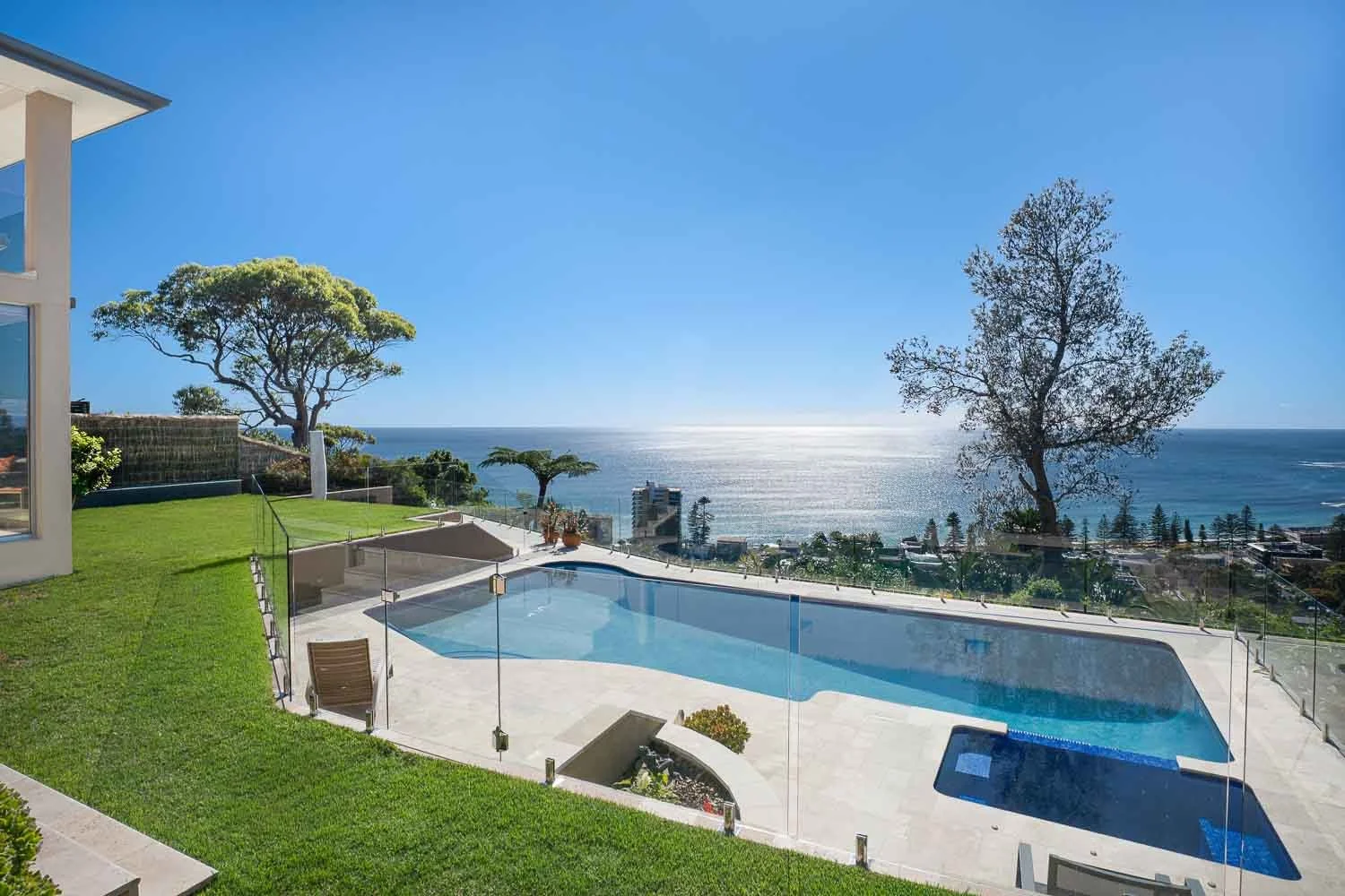 real-estate-photography-sydney-northern-beaches-pool-ocean-view.jpg