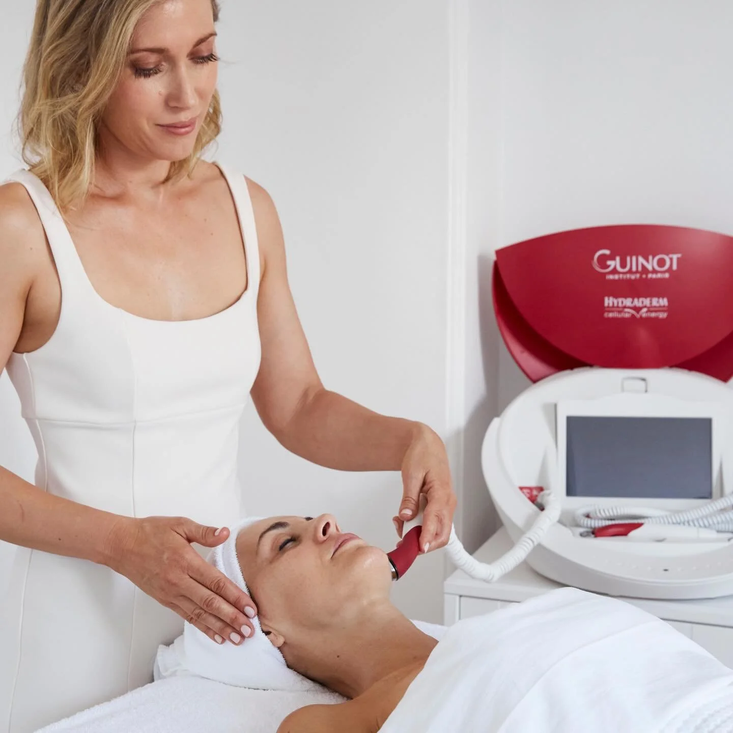 Galvanic Currents &mdash; A Timeless Skin Treatment ⚡✨

Galvanic current treatments remain a true mainstay in professional skincare &mdash; and for good reason. When something works, it stays.

This technology uses a gentle electrical current to help