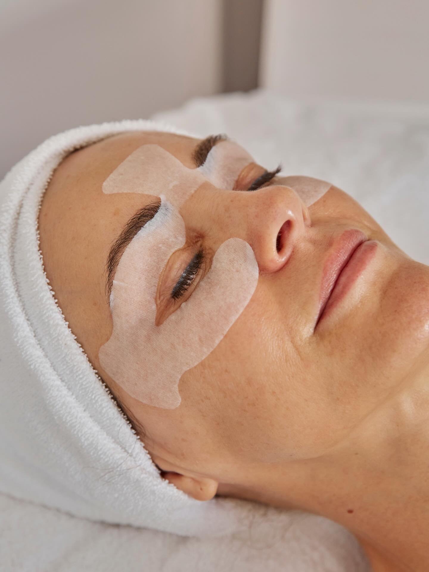 Discover the Guinot Hydradermie Eye Treatment &mdash; a cutting-edge experience designed to visibly rejuvenate and refresh the delicate eye area. 

Using gentle ionisation technology, active ingredients are delivered deep into the skin for instant an