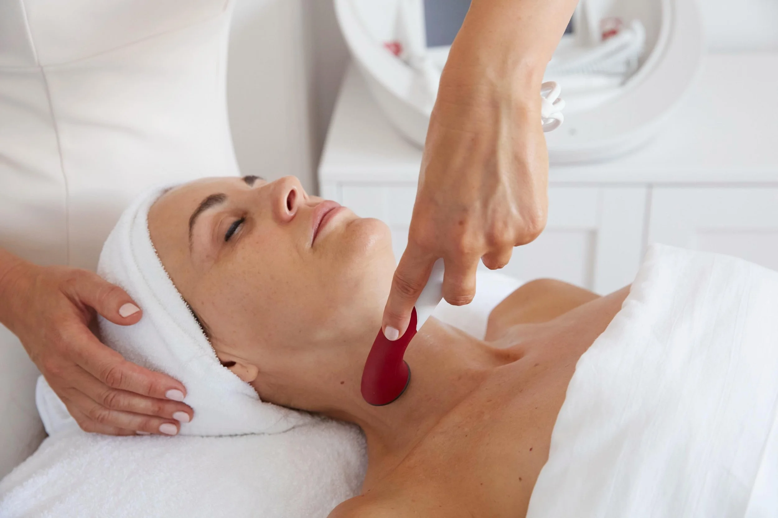 Experience the next generation of Guinot&rsquo;s iconic Hydradermie treatment. 

Combining advanced Dynamic Ionisation technology with thermal hyaluronic acid infusion. 

Discover why Hydradermie remains a cult favourite skin treatment. 

#skinhealth