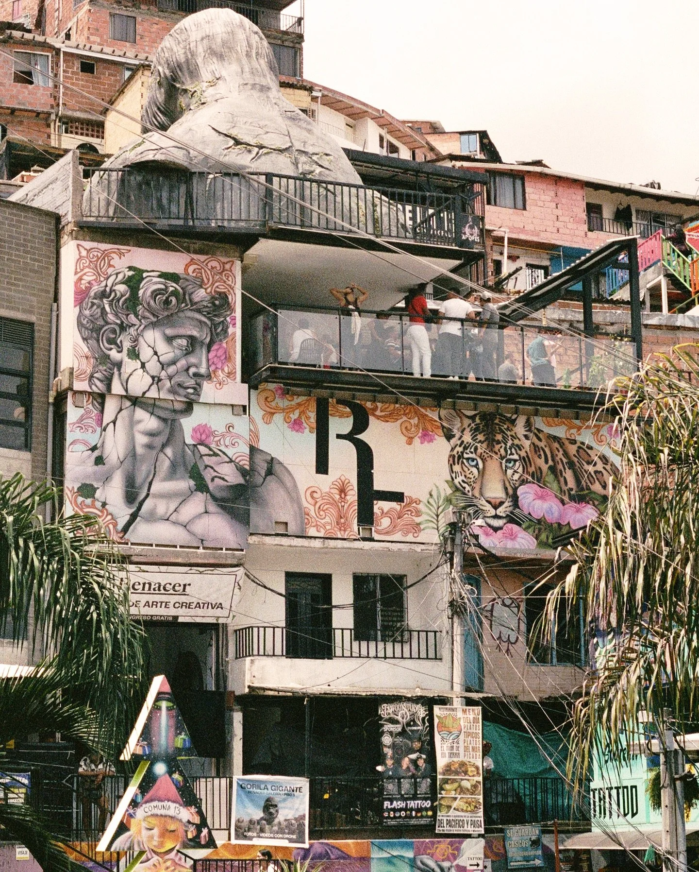 I wondered through Medell&iacute;n with a 35mm and it felt like I stopped time with every frame. Vibrant streets, all the grain, imperfections, that&rsquo;s what I wanted to show. 

🎞️ Medell&iacute;n, Colombia
Shot in 35mm film

#35mmstreetphotogra