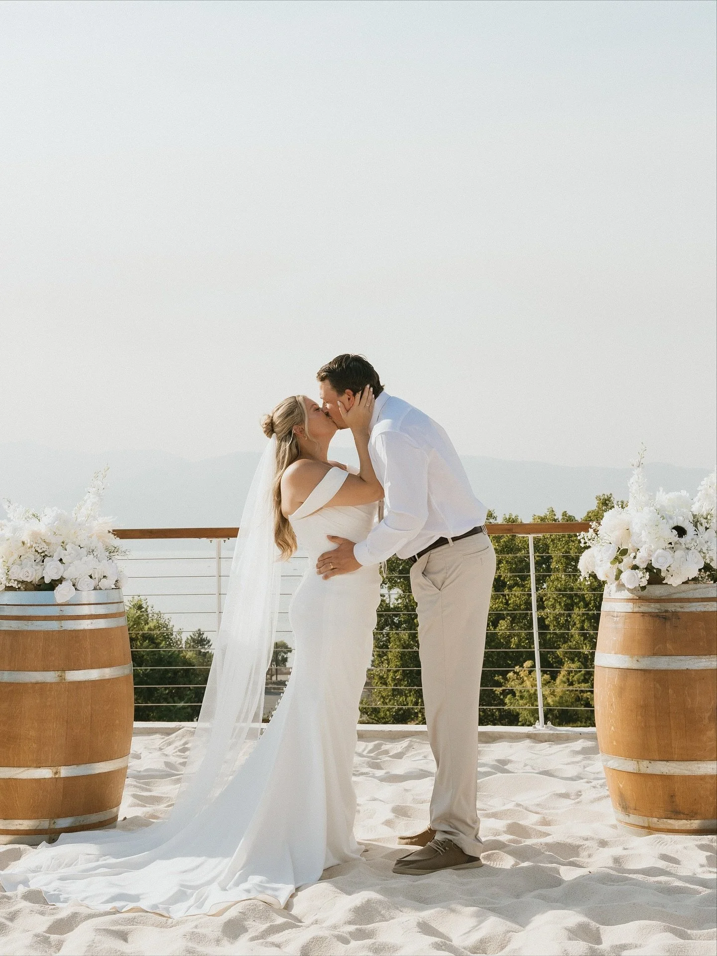 The Chelan weddings that I&rsquo;ve had in September every year the last few years have never failed at being memorable 🥰 

September always feels like a toast to the end of summer and enjoying all the last bits of sun before the Seattle rain. It&rs