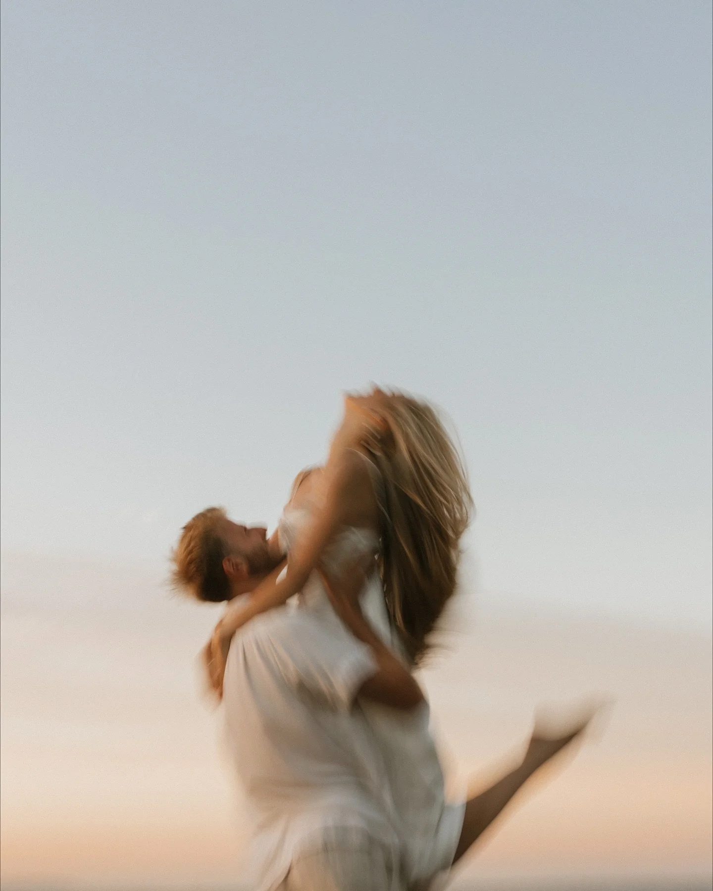 Would you believe me if I told you these were taken in October on a surprisingly warm day?? 🤭

#engagmentphotos #seattleengagementphotographer #beachengagementphotos #coastalengagementsession #weddingphotographer #2026bride #2027bride