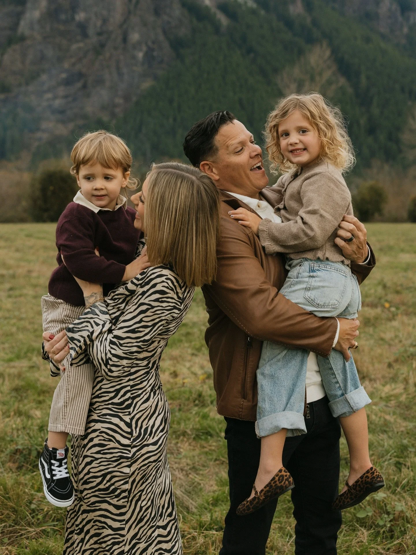 The Ruiz Family 🤍

#seattlefamilyphotographer #familyphotos #familyphotographer #fallfamilyphotos #winterfamilyphotos #christmascard #couplephotographer #seattlecouplesphotographer