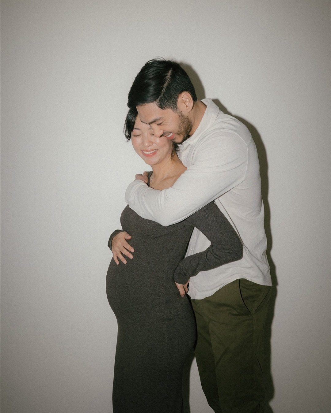 last weekend with esther &amp; rick ❣️

an at home session before baby comes along 💫

#alytovar #maternityphotographer #santabarbaramaternityphotographer #losangelesmaternityphotographer